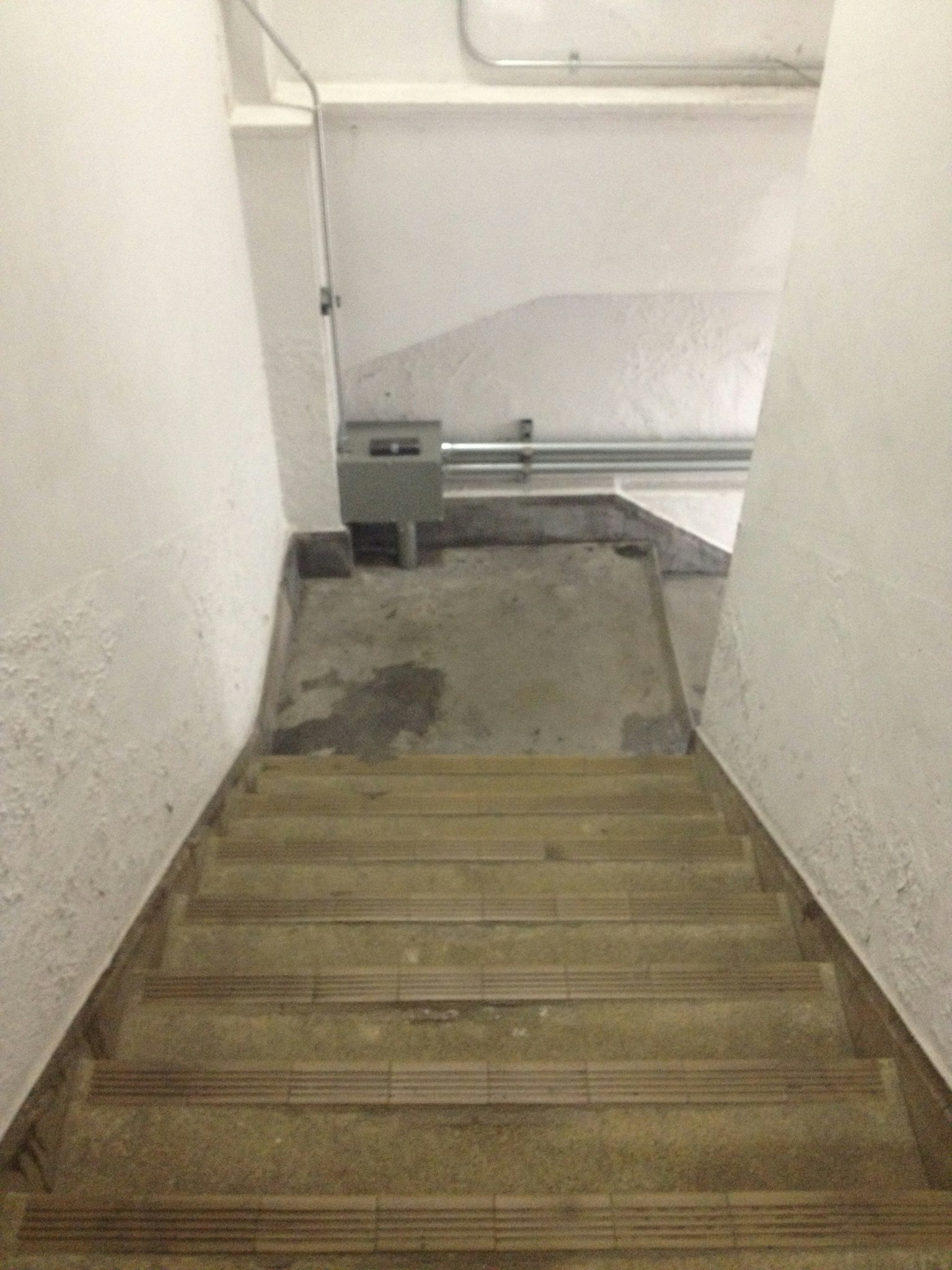 Image montrant un escalier simple menant vers le bas avec des murs simples