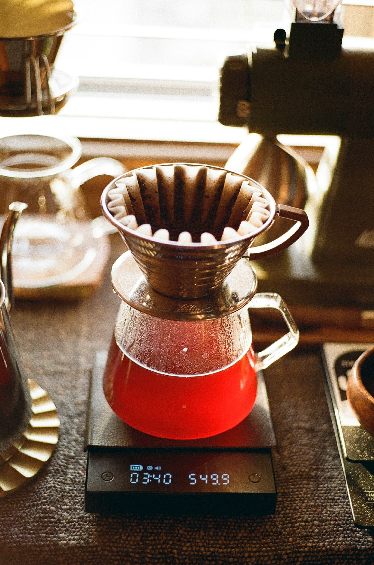 Configuración de preparación de café con un gotero y una jarra de vidrio