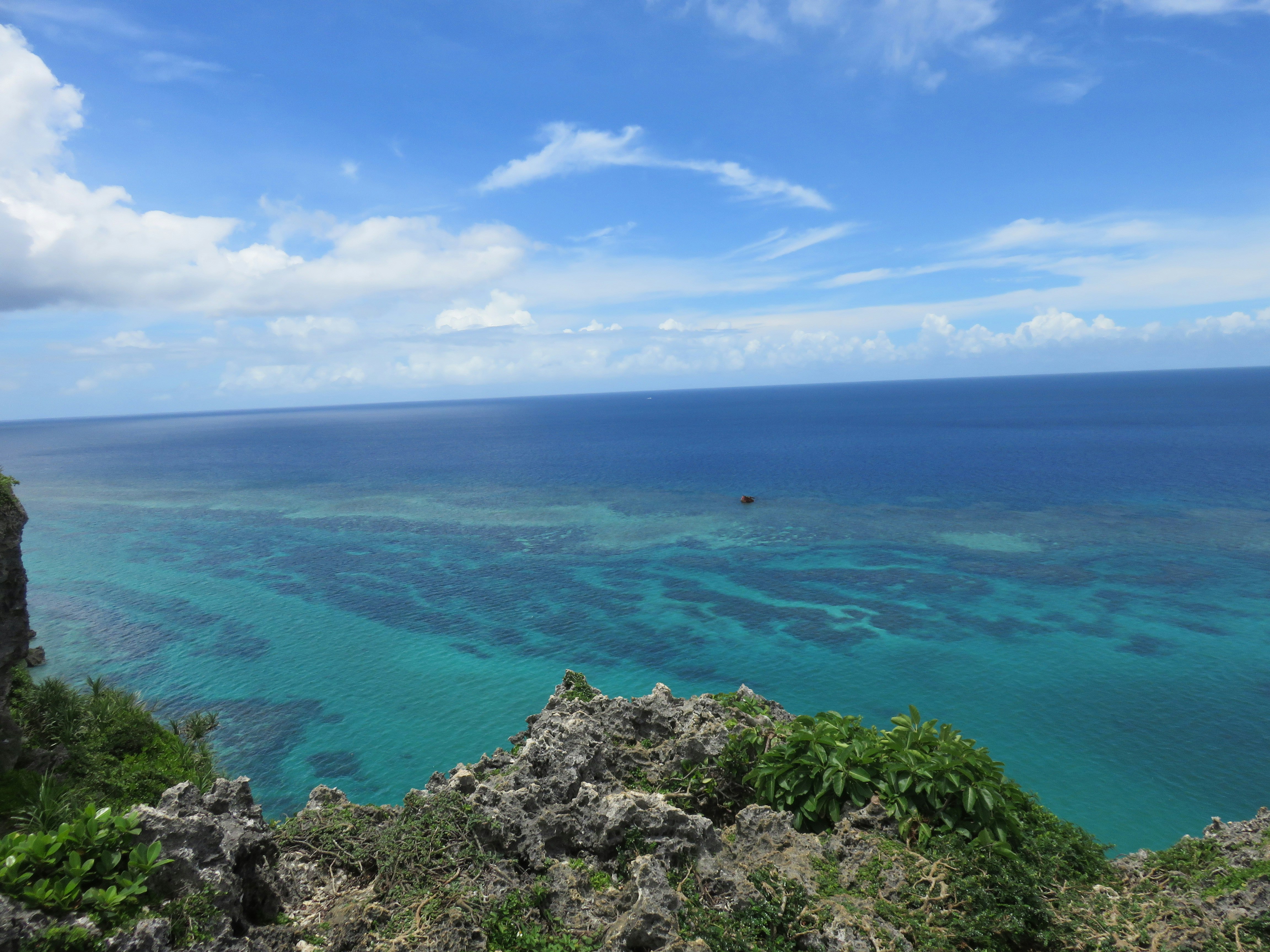 海岸懸崖俯瞰湛藍海面