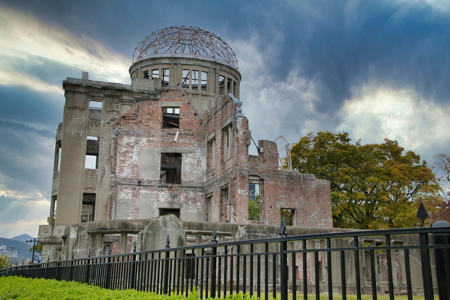 Mémorial de la paix d'Hiroshima, ruines historiques sous un ciel nuageux