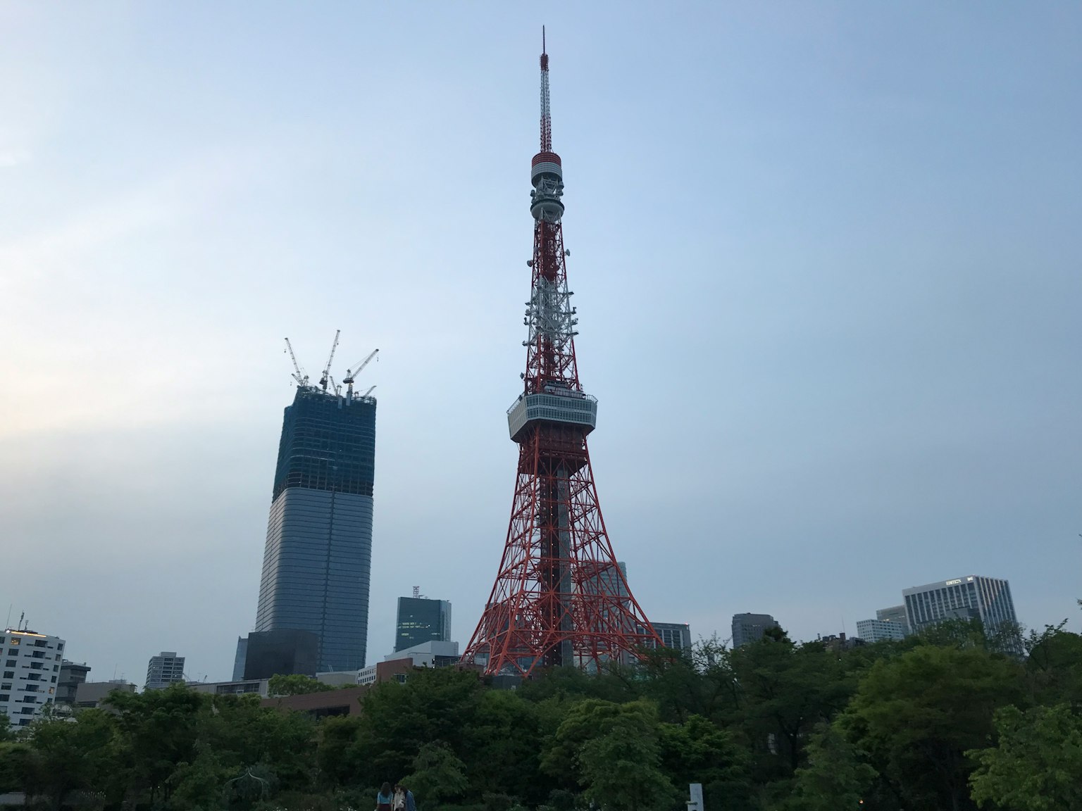 Torre di Tokyo con grattacieli circostanti sullo sfondo