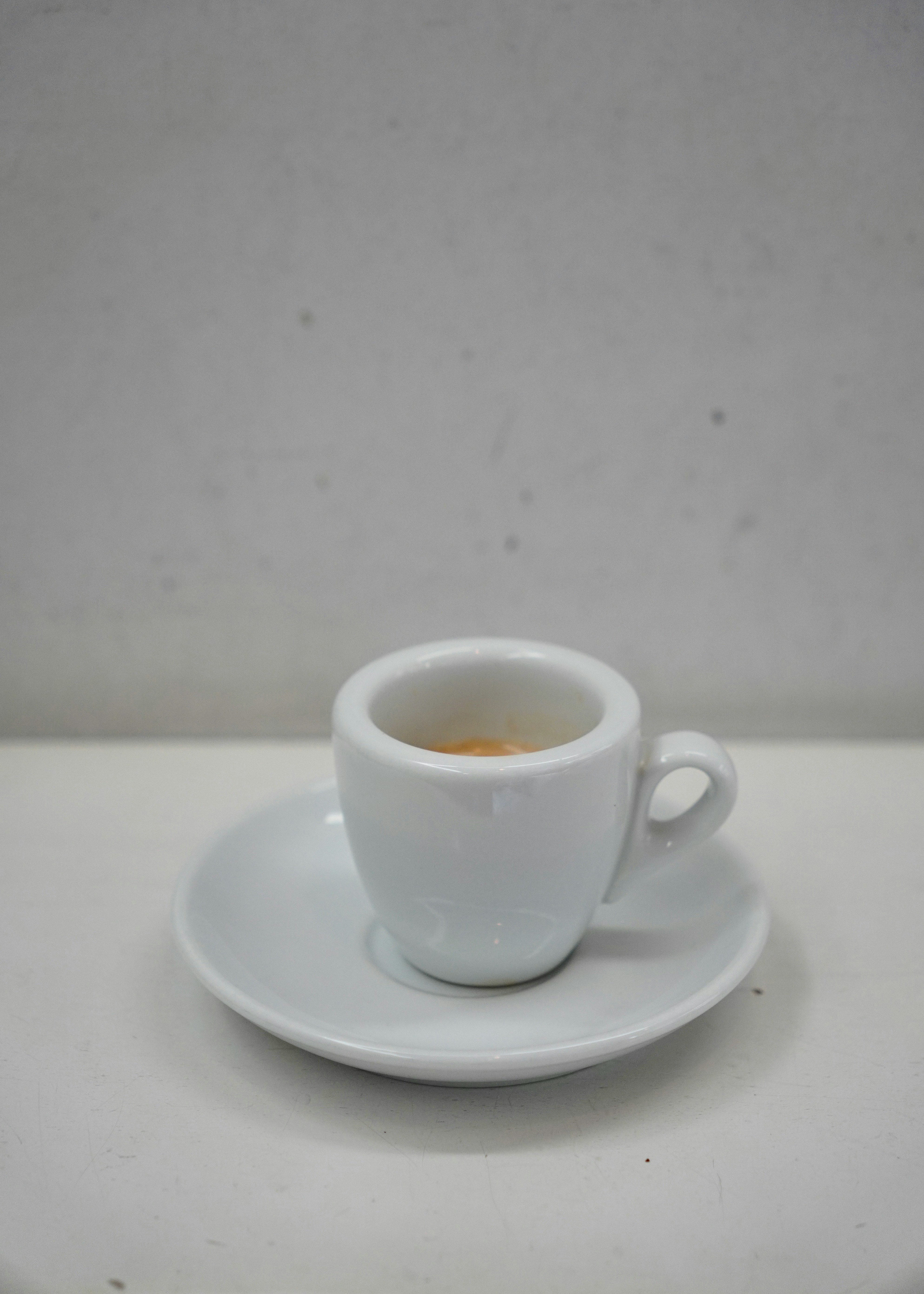 カフェの白いカップで飲むコーヒー