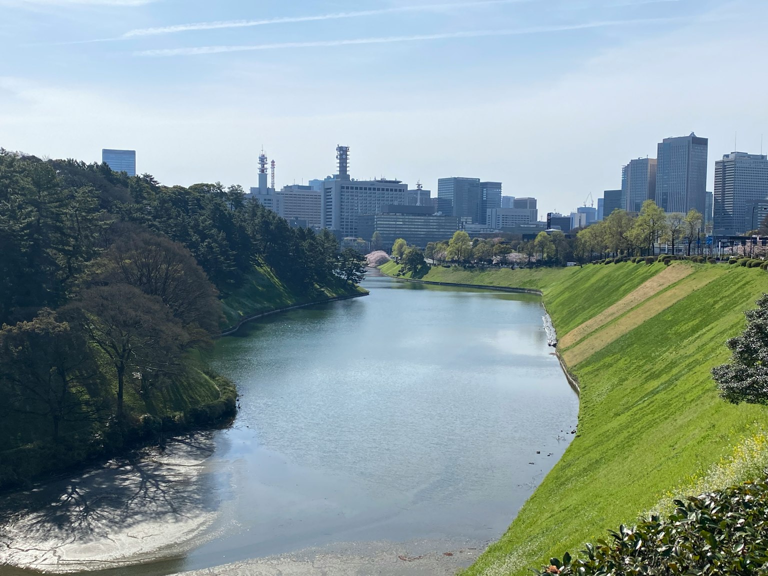 城市天际线背景的河流与绿色山丘的风景