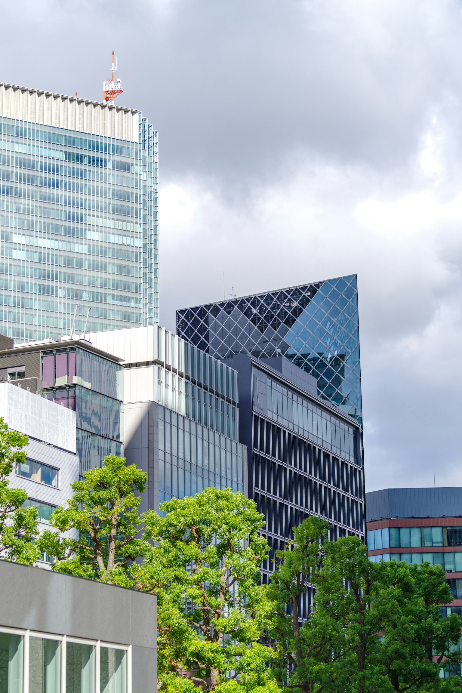 ํ๋ ๊ฑด๋ฌผ๊ณผ ๋
น์ ๋๋ฌด๊ฐ ์๋ ๋์ ํ๊ฒฝ