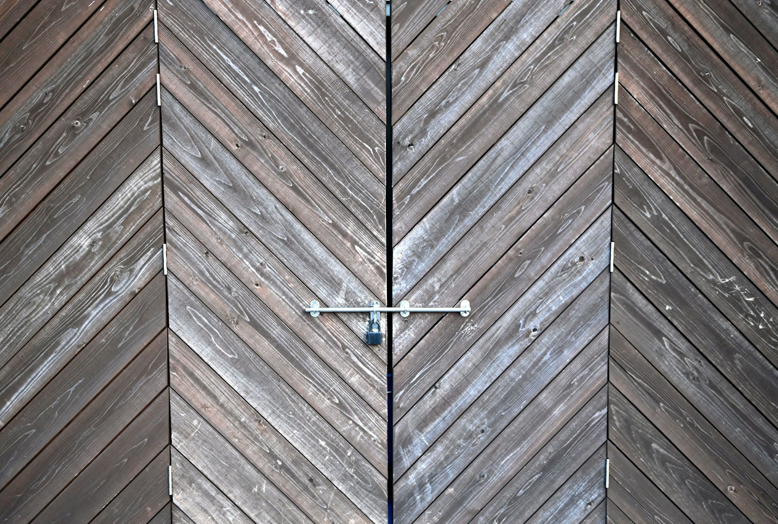 Porta in legno con un motivo a zigzag e un lucchetto