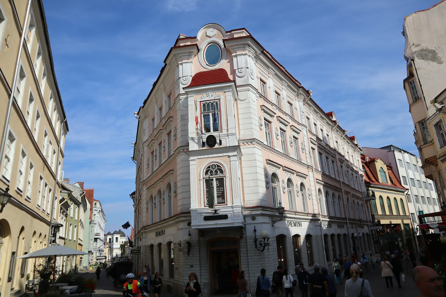 Historische Gebäudeaußenansicht in einer Straßenszene mit klarem blauen Himmel