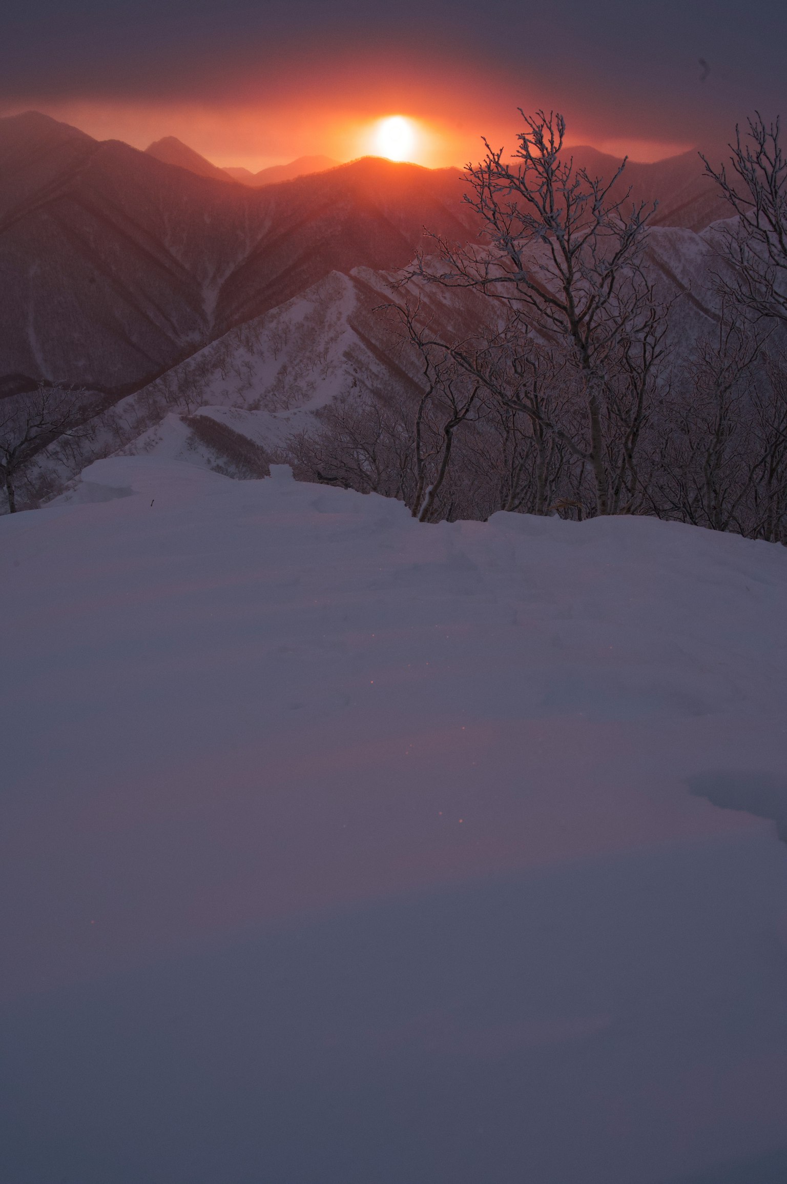 Montagne innevate con un bellissimo tramonto