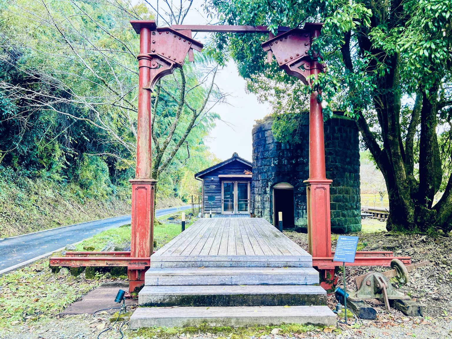 景觀包含紅色結構和石頭建築