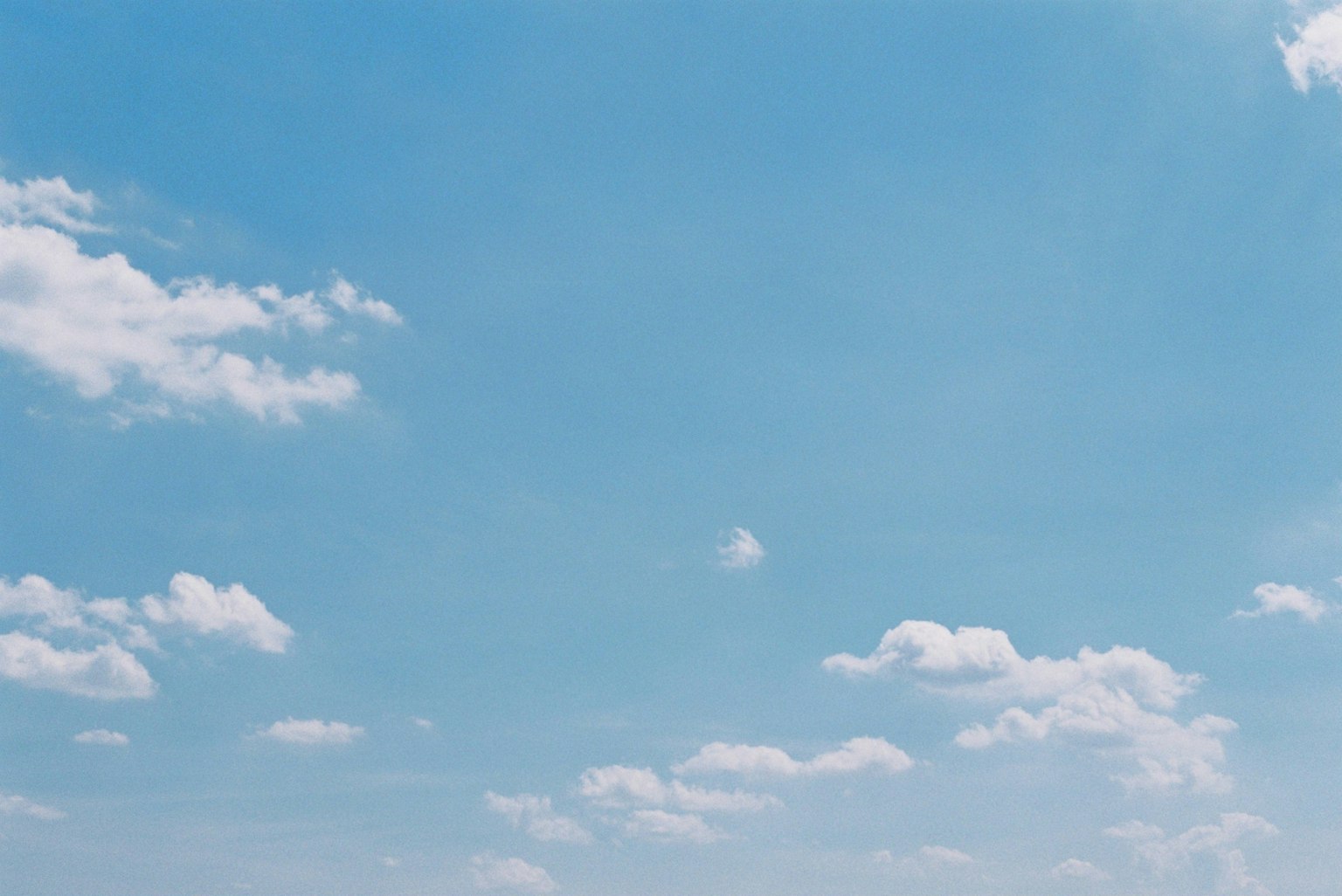 Langit biru cerah dengan awan putih berbulu