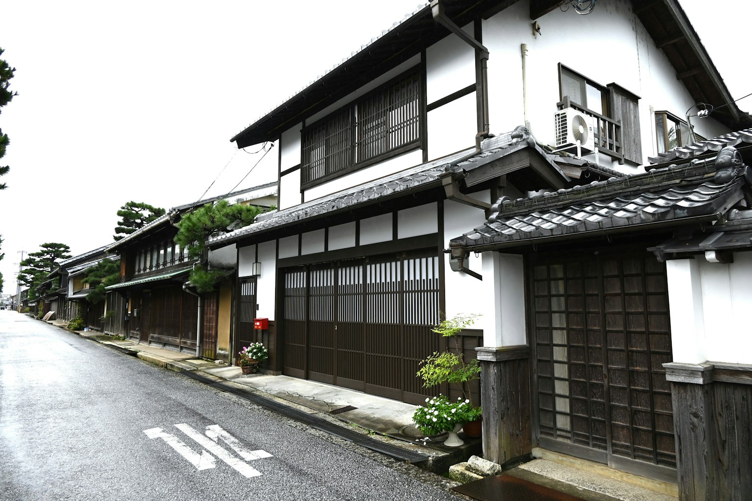 寧靜街道場景，傳統日本房屋排列