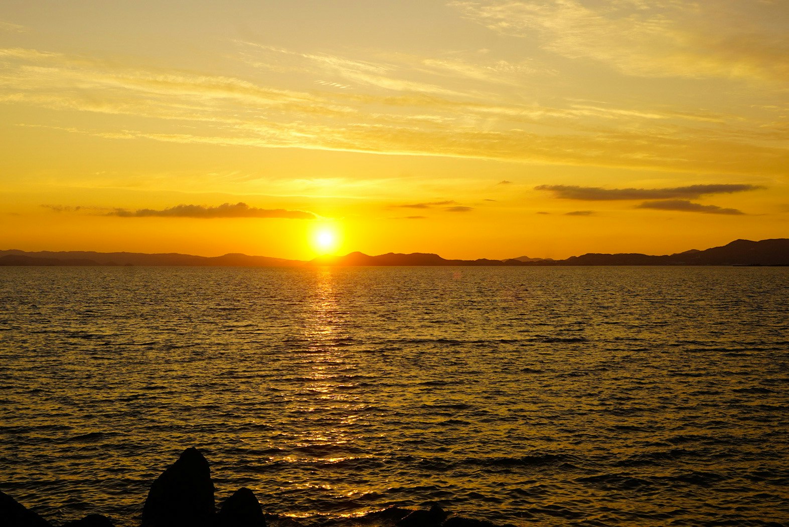 夕日に照らされる海面と水平線