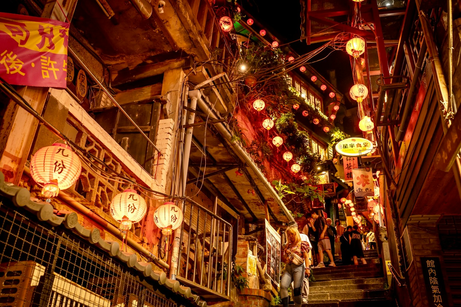 Nachtstraße mit roten Laternen und geschäftigen Menschen