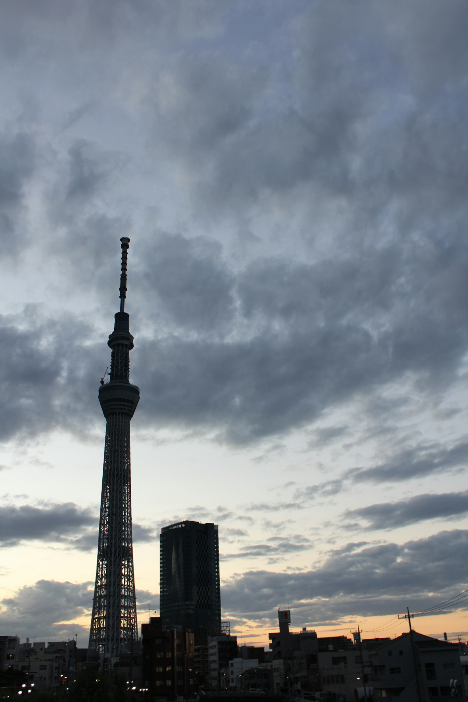 Tokyo Skytree vor einem Dämmerungshimmel