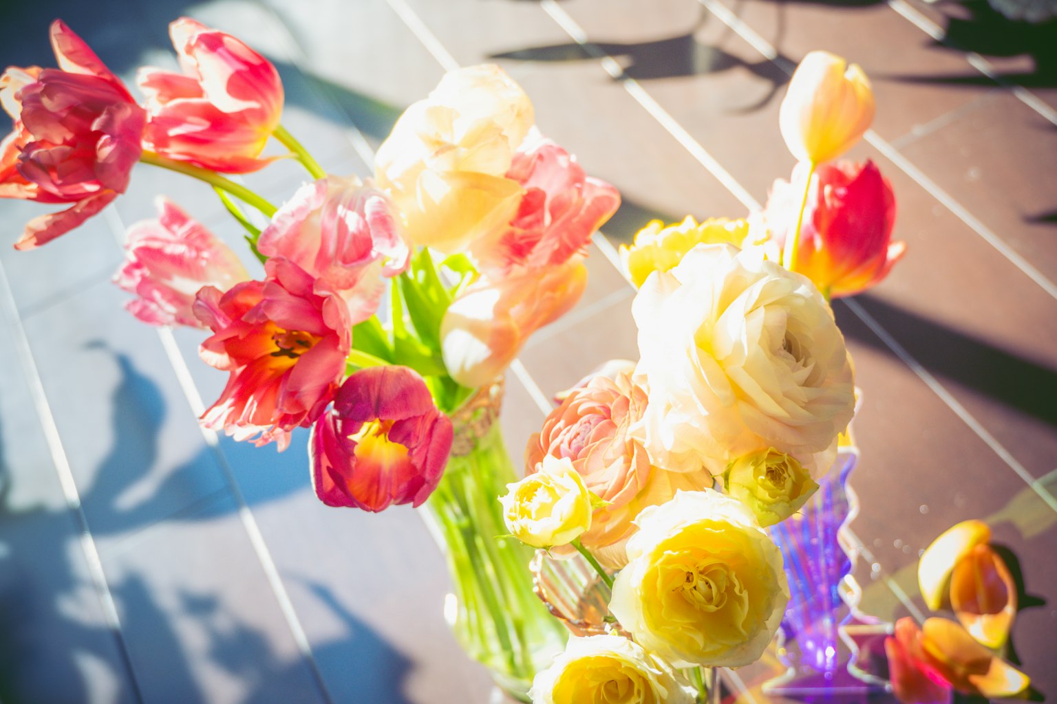 다양한 튤립과 수선화가 있는 다채로운 꽃다발