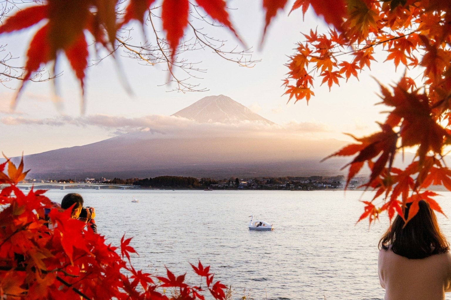 Malersicher Blick auf den Fuji-Berg eingerahmt von lebhaften Herbstblättern