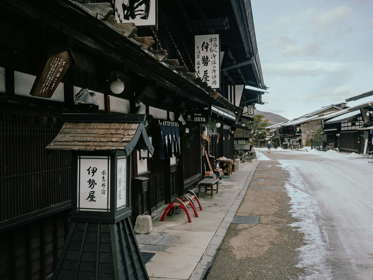 傳統日本街景，木製建築和懸掛的標誌