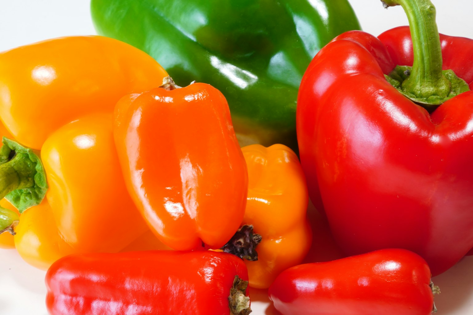 Une assiette de poivrons colorés et de petits piments