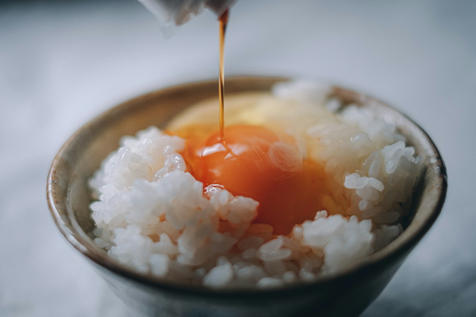 生雞蛋黃倒在白米飯上的樣子