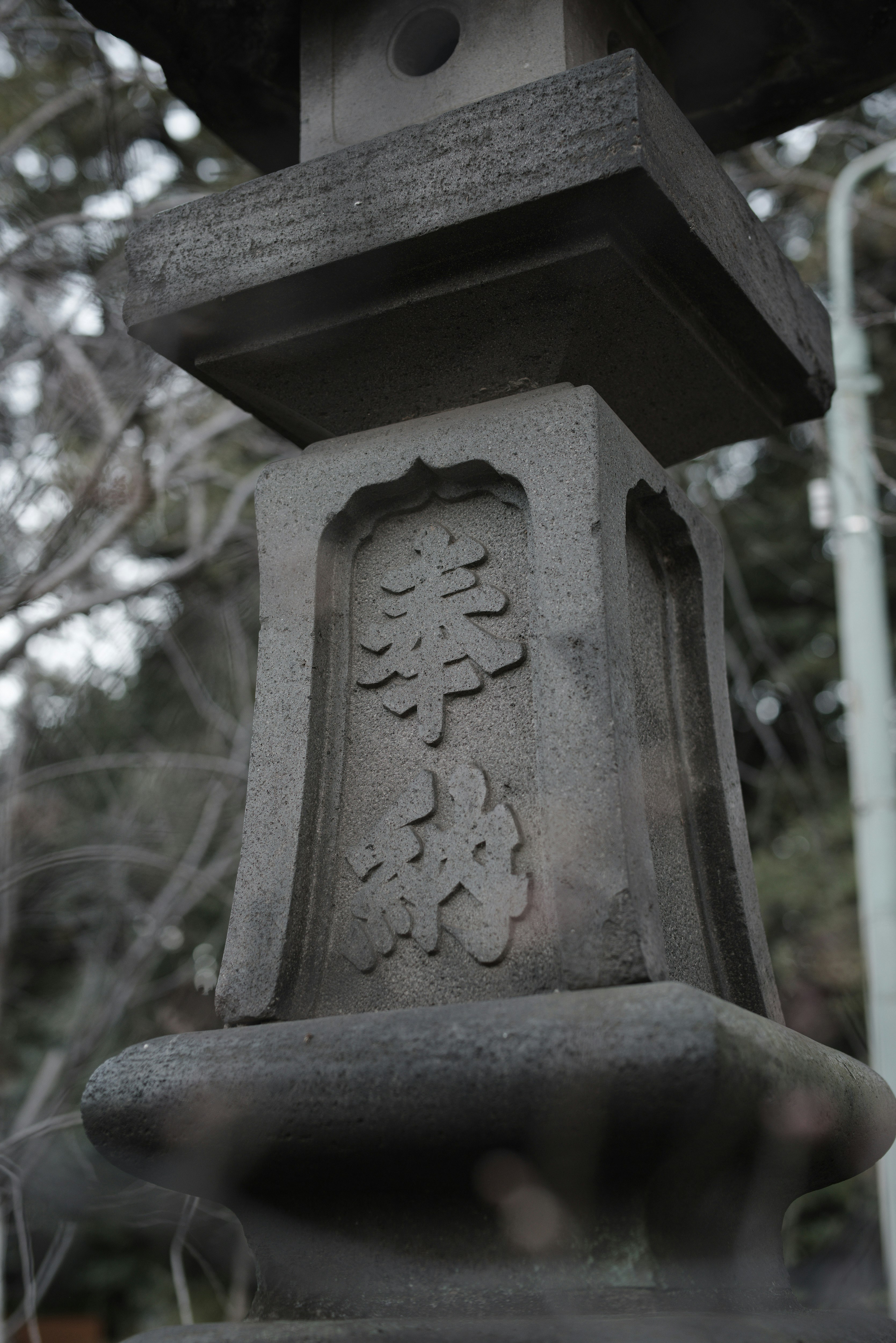 神社の灯籠の石彫り