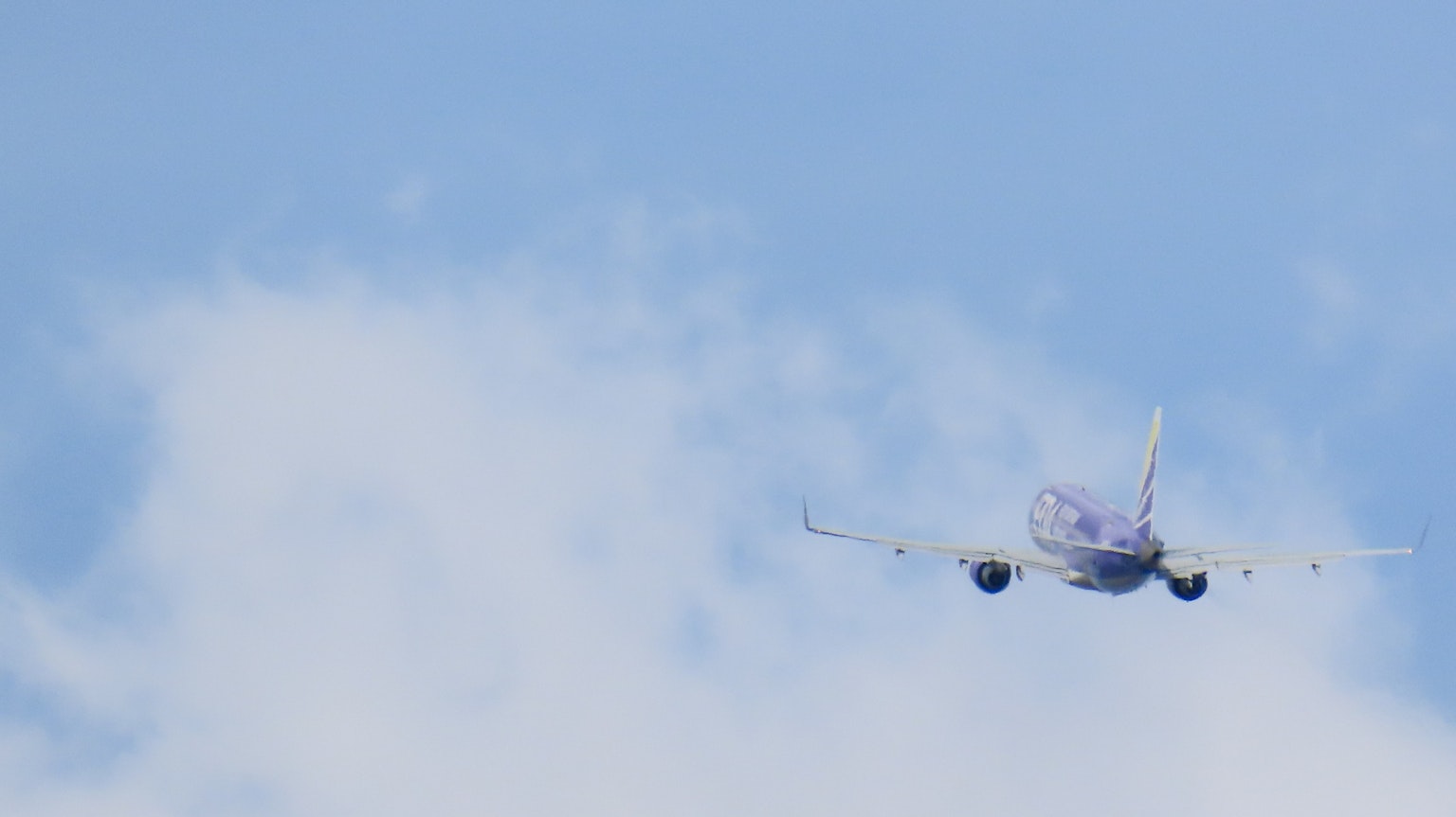 Avion volant dans un ciel bleu clair