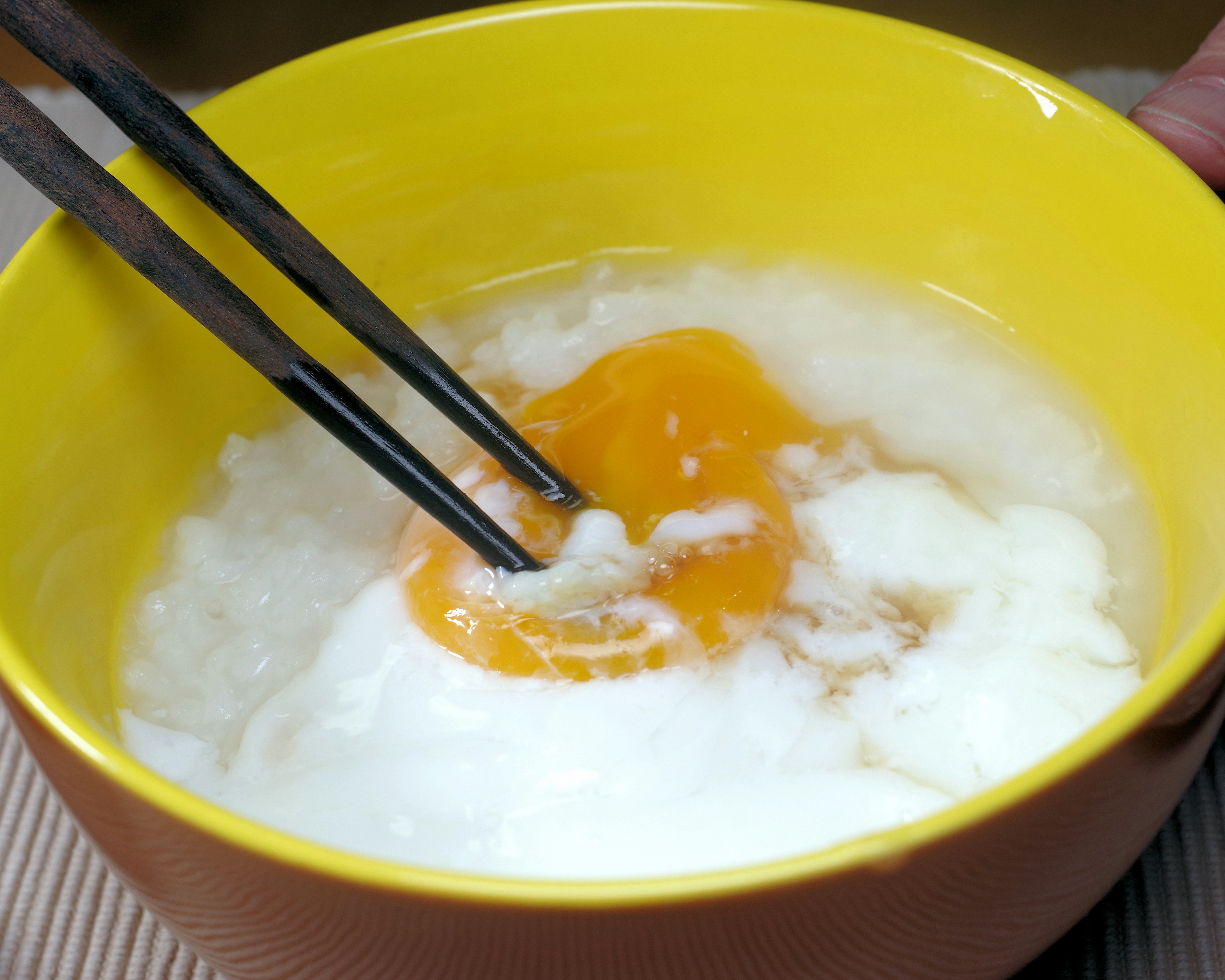 黃色碗裡的煎蛋與蛋白