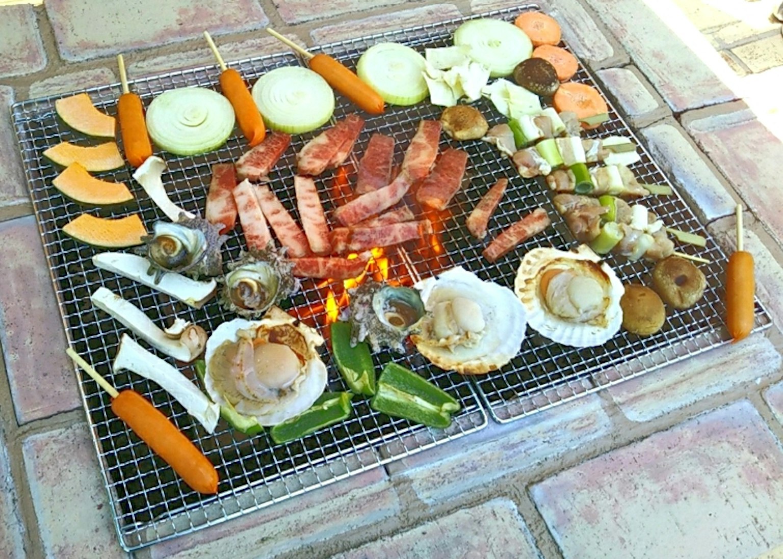 Seafood dan sayuran yang dipanggang di atas panggangan