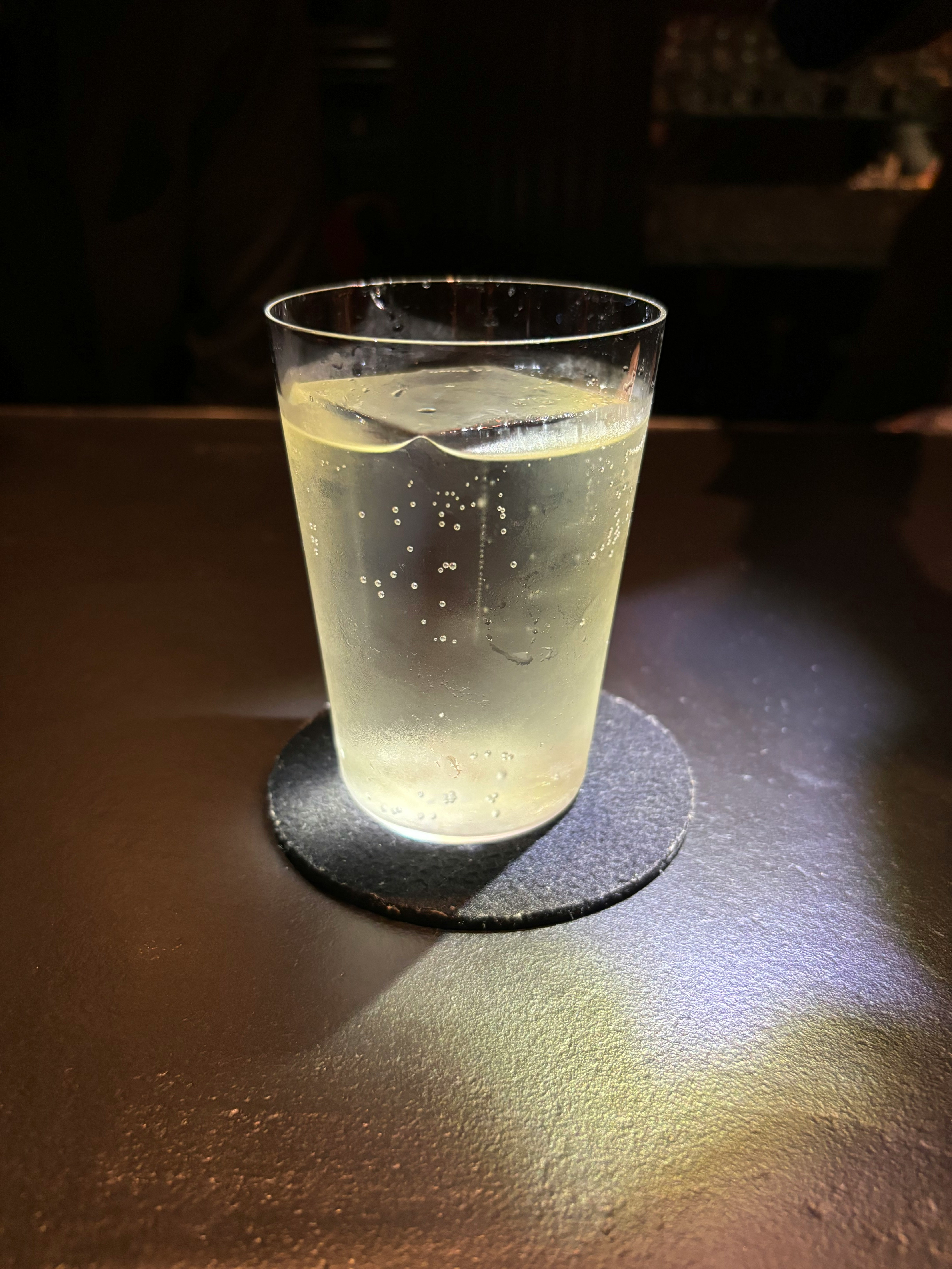 東京のバーでグラスに注がれた炭酸ドリンク