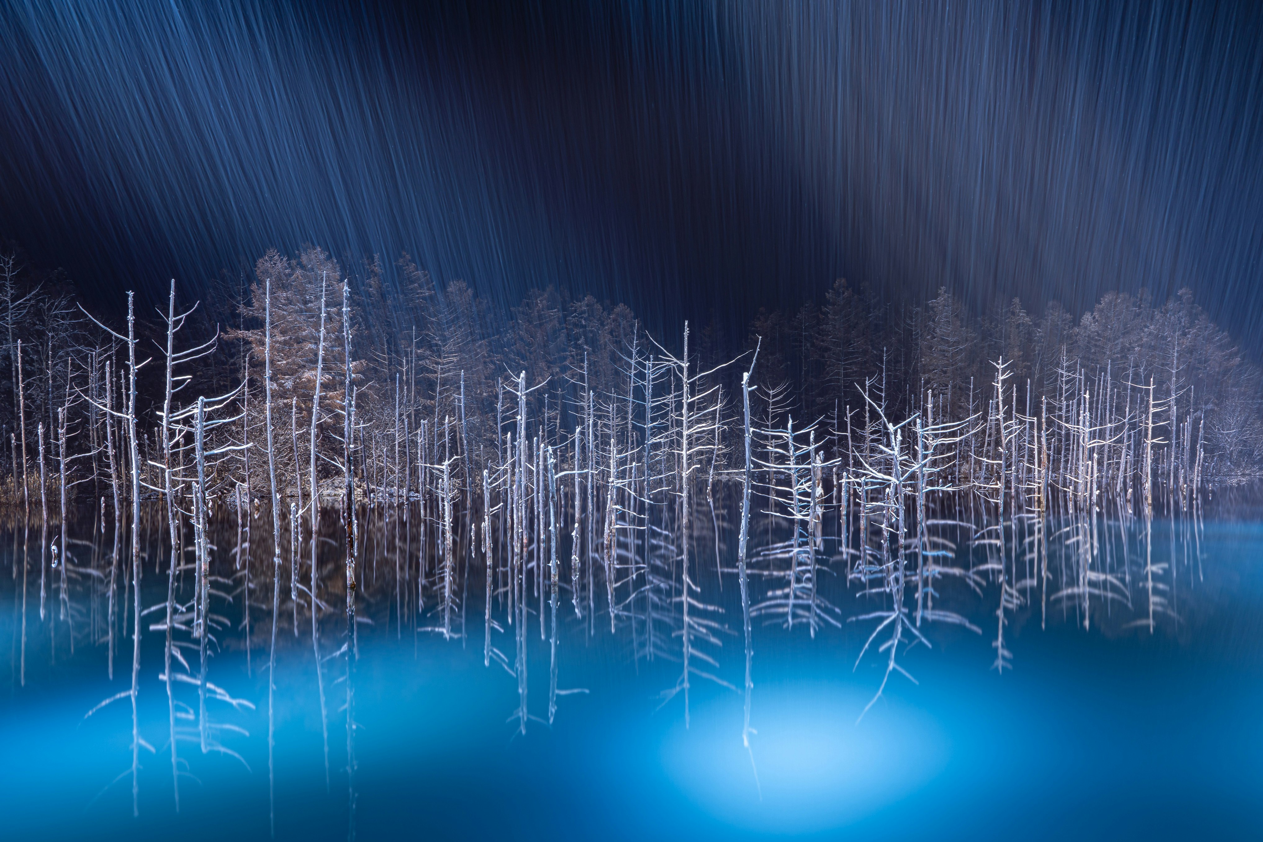 Lumières de l’étang Bleu (Aoiike) à Biei avec reflets sur la neige