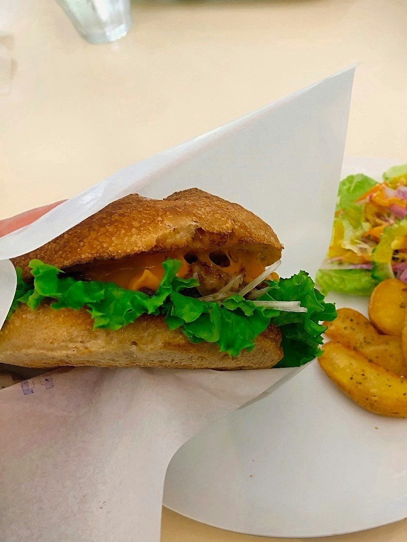 burger dengan selada dan keju bersama kentang goreng