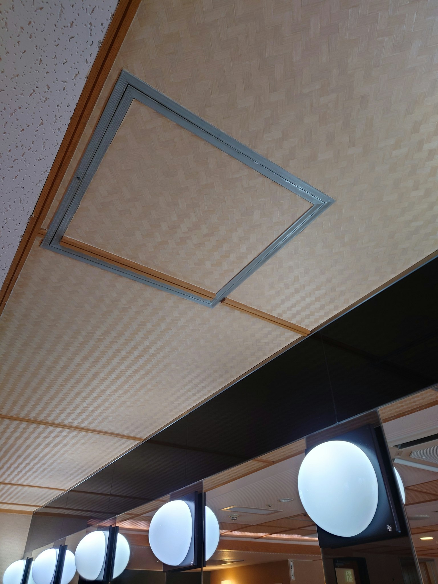 Góc nhìn nội thất cho thấy panel truy cập trần và đèn tròn