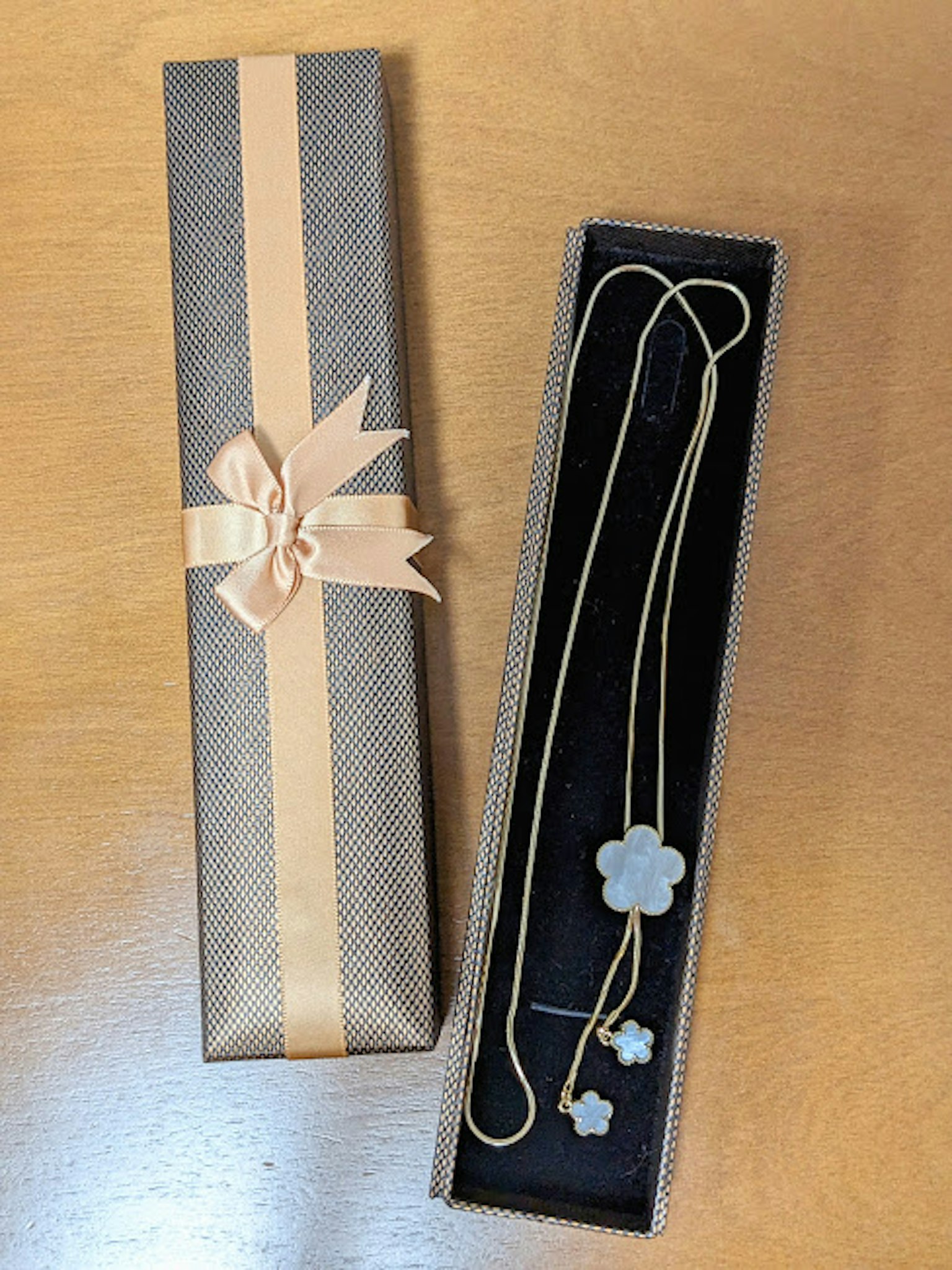 Elegante Geschenkbox mit einem Blumenanhänger