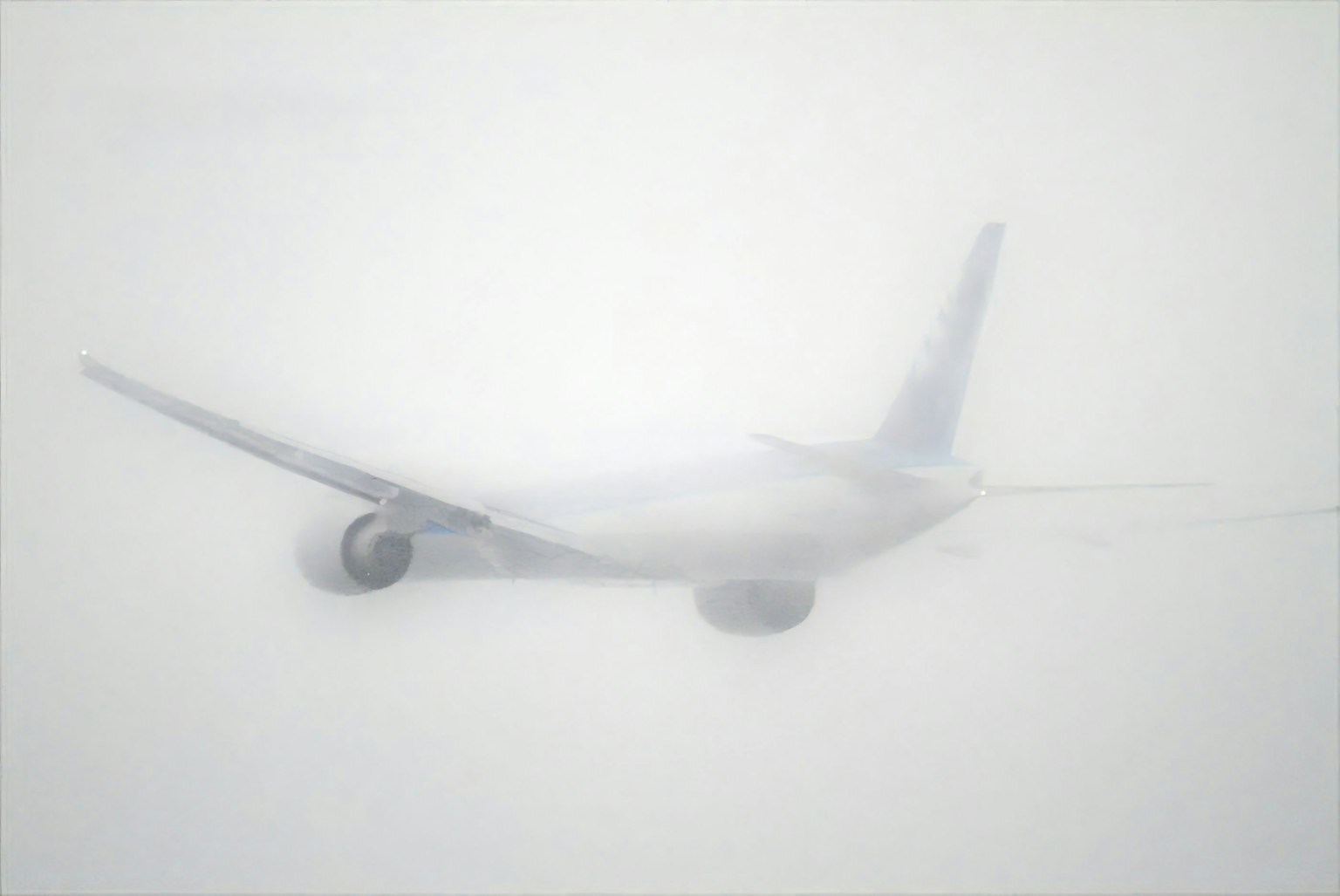 Avion partiellement obscurci dans le brouillard blanc
