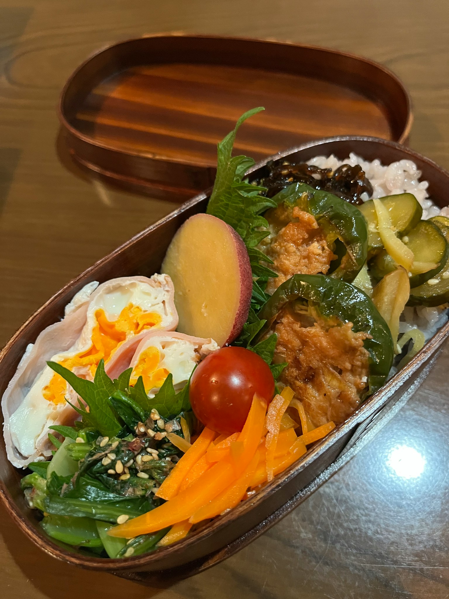 Hộp bento được sắp xếp đẹp mắt với nhiều nguyên liệu đầy màu sắc