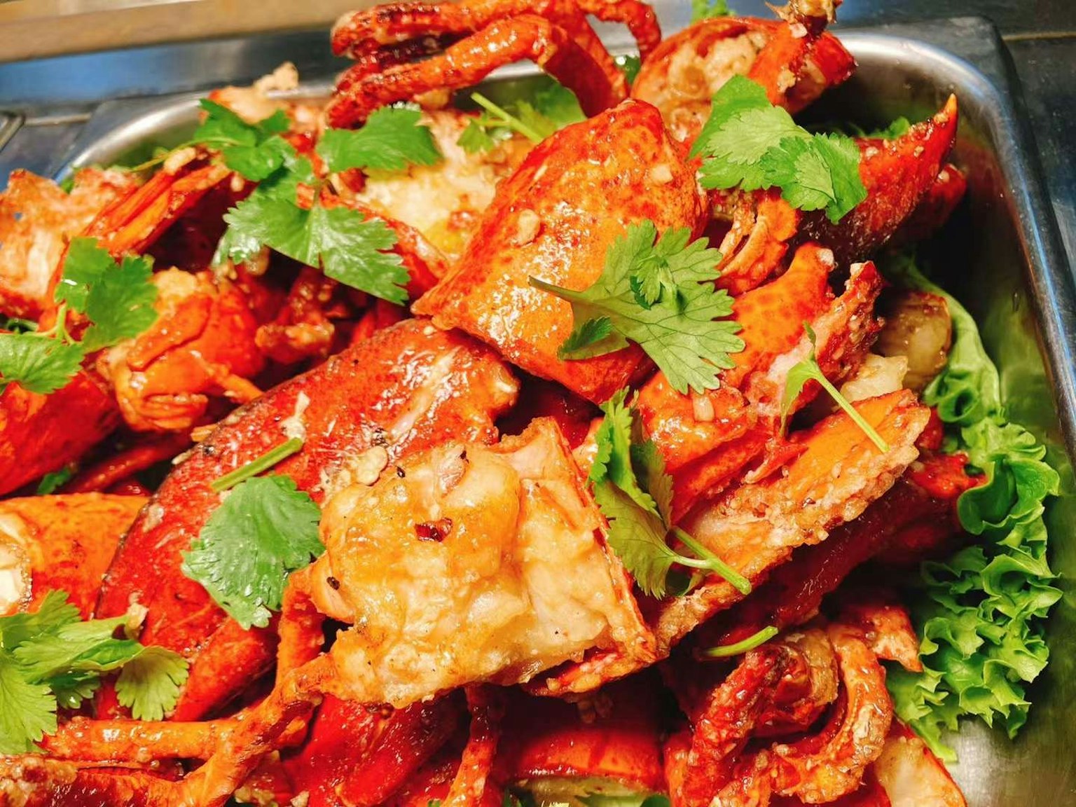 Sepiring kepiting segar yang lezat dihiasi dengan ketumbar