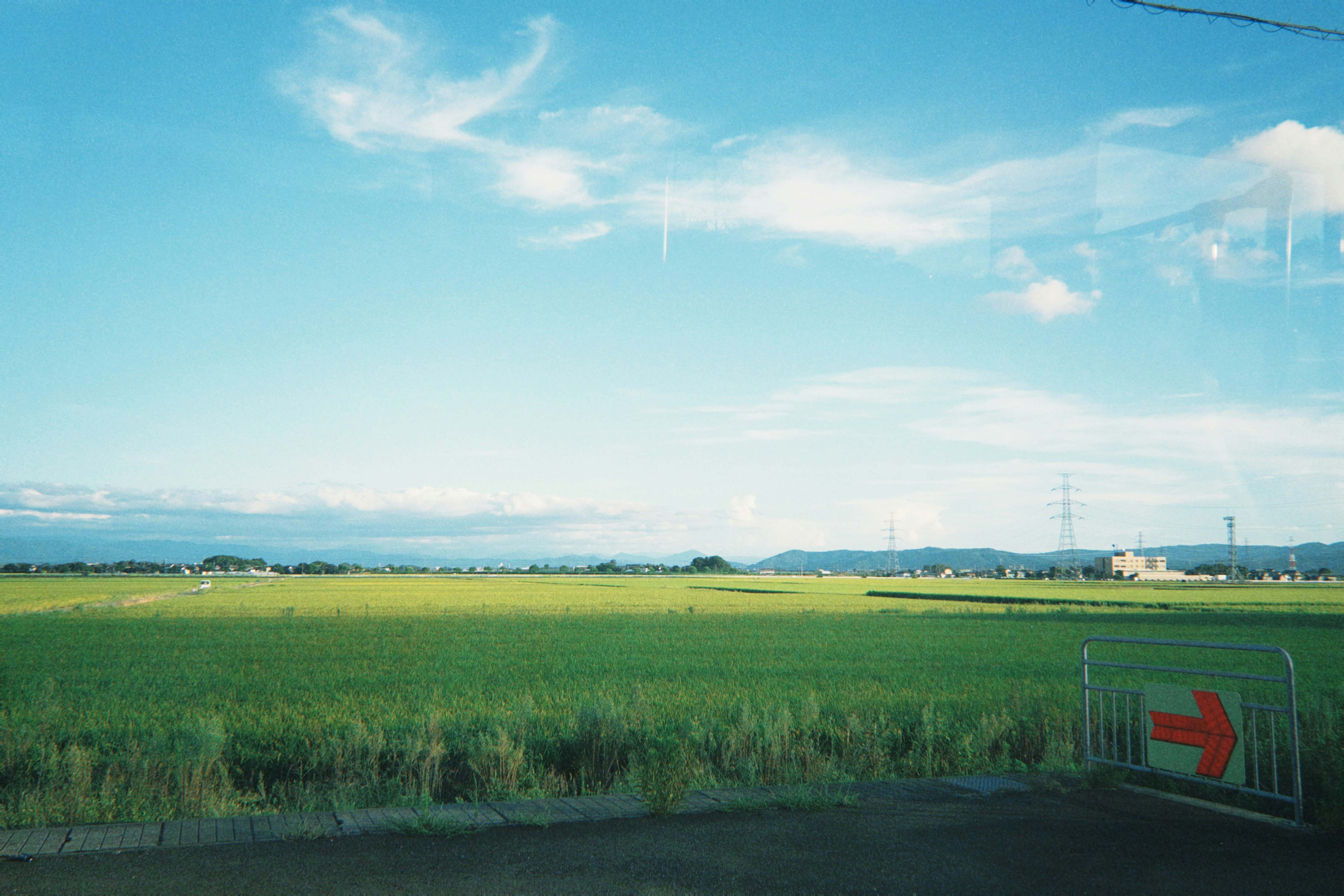 田園地帯を見渡す青空の下の道路風景