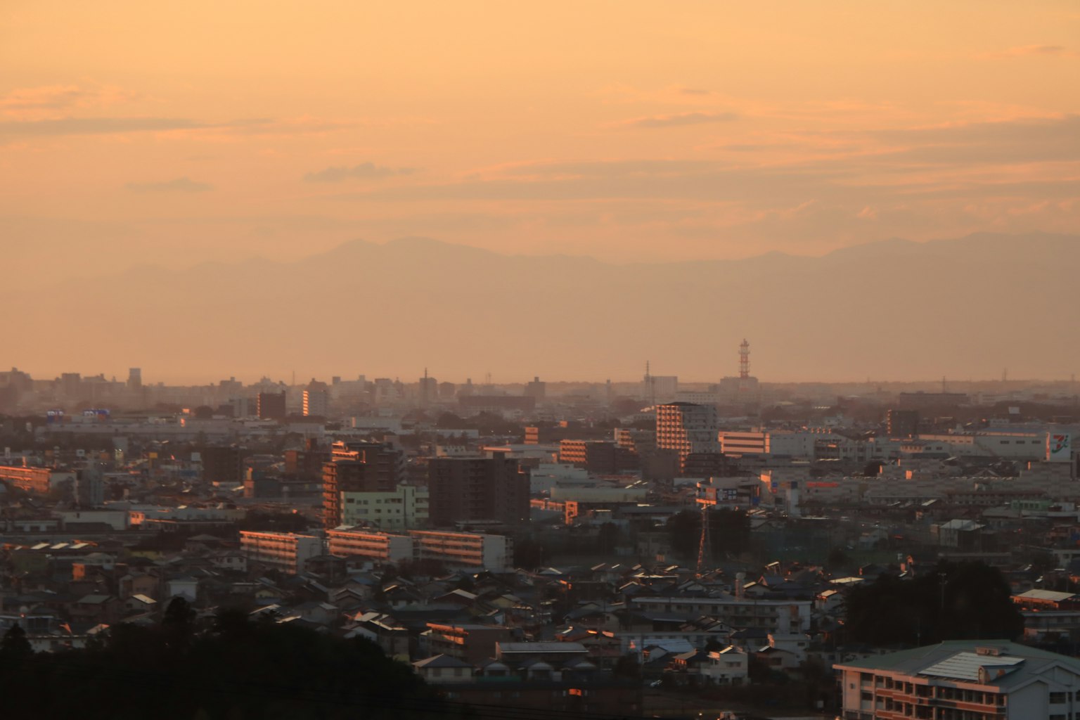 노을 속 도시 풍경과 따뜻한 오렌지 색조
