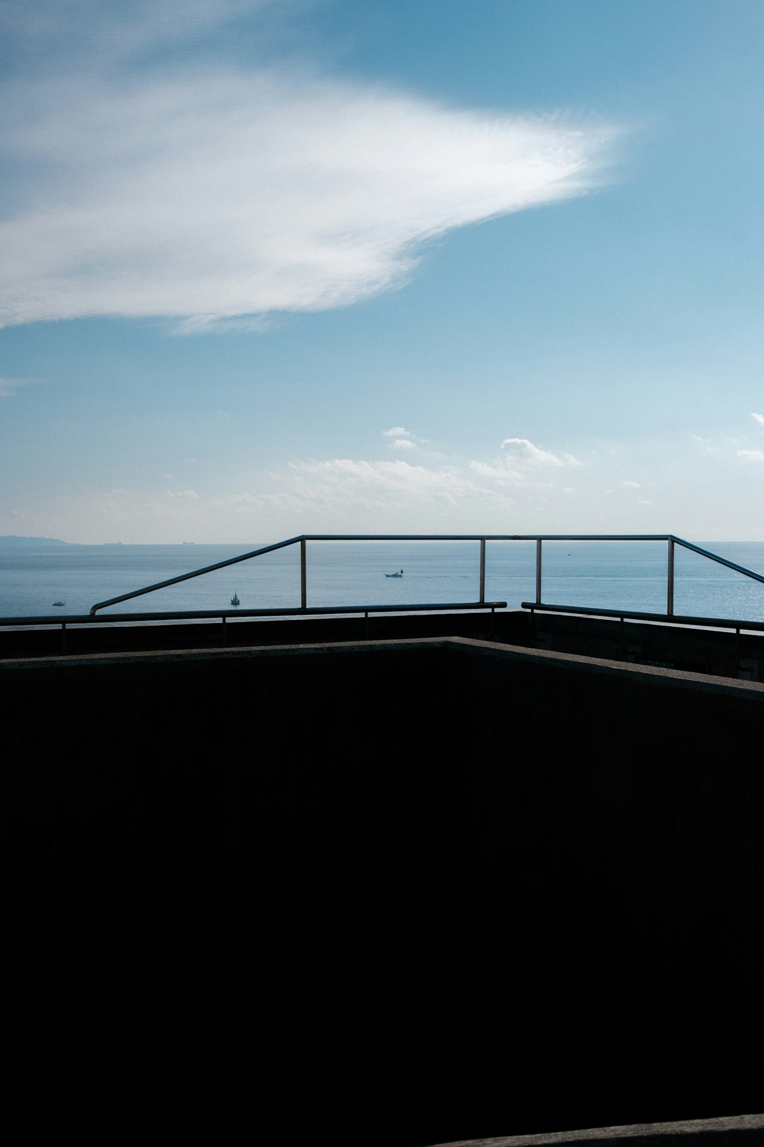 Vista dal tetto con una ringhiera e cielo blu sullo sfondo