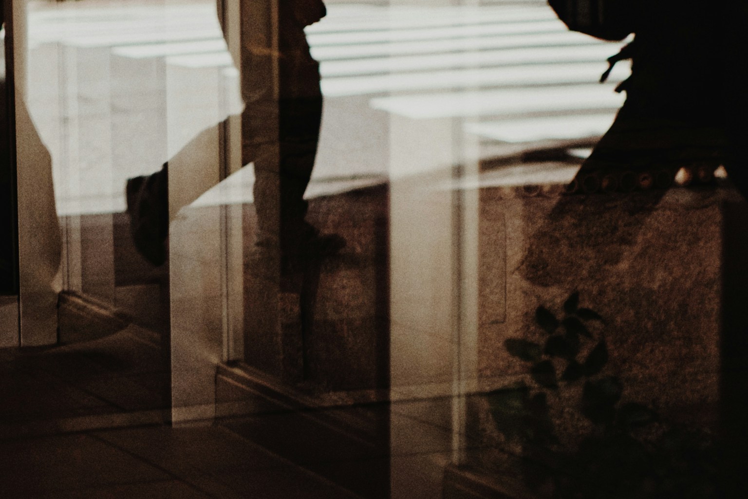 도시 환경에서 교차하는 발과 횡단보도 그림자의 반사