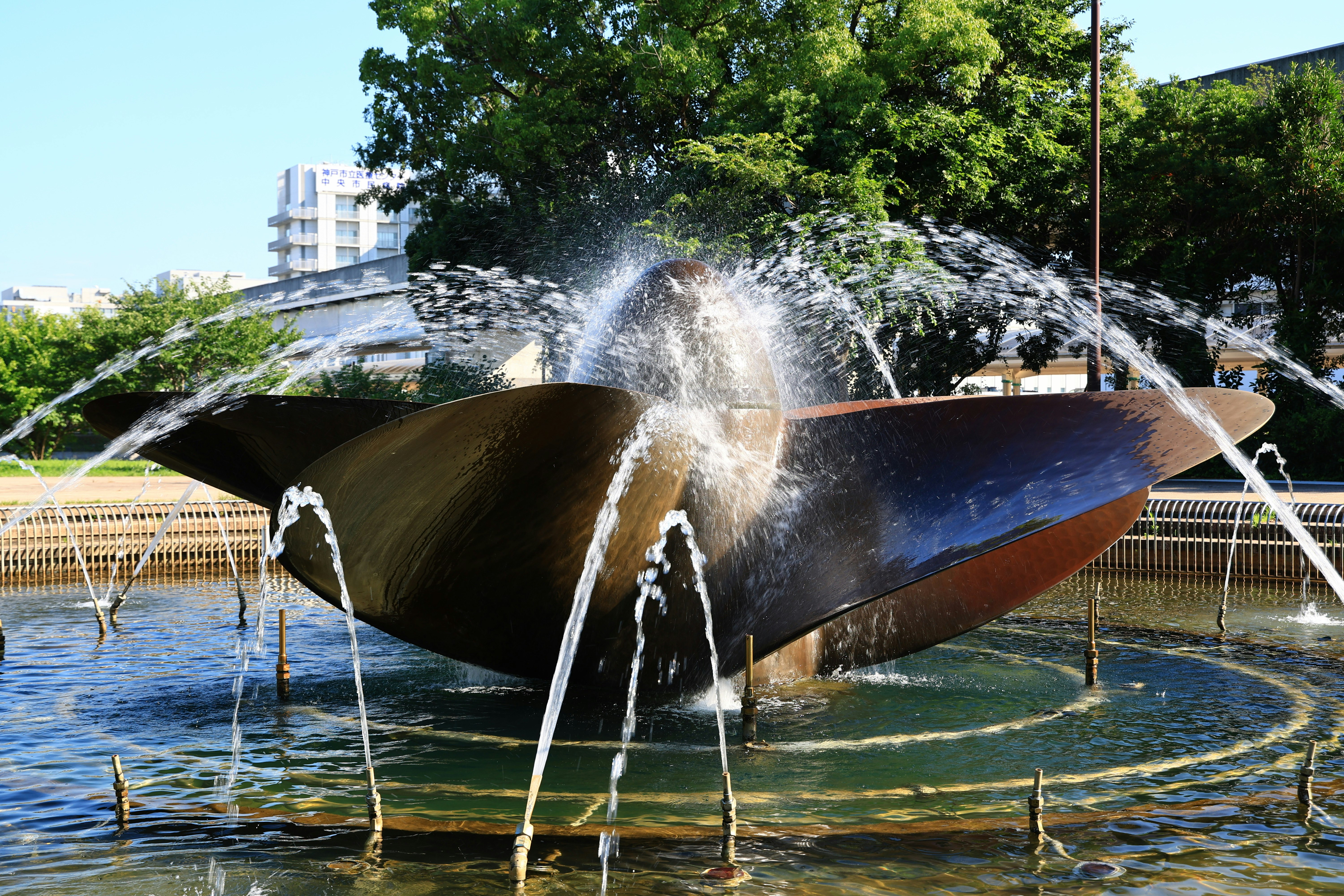 公園池塘前景噴泉水花飛濺