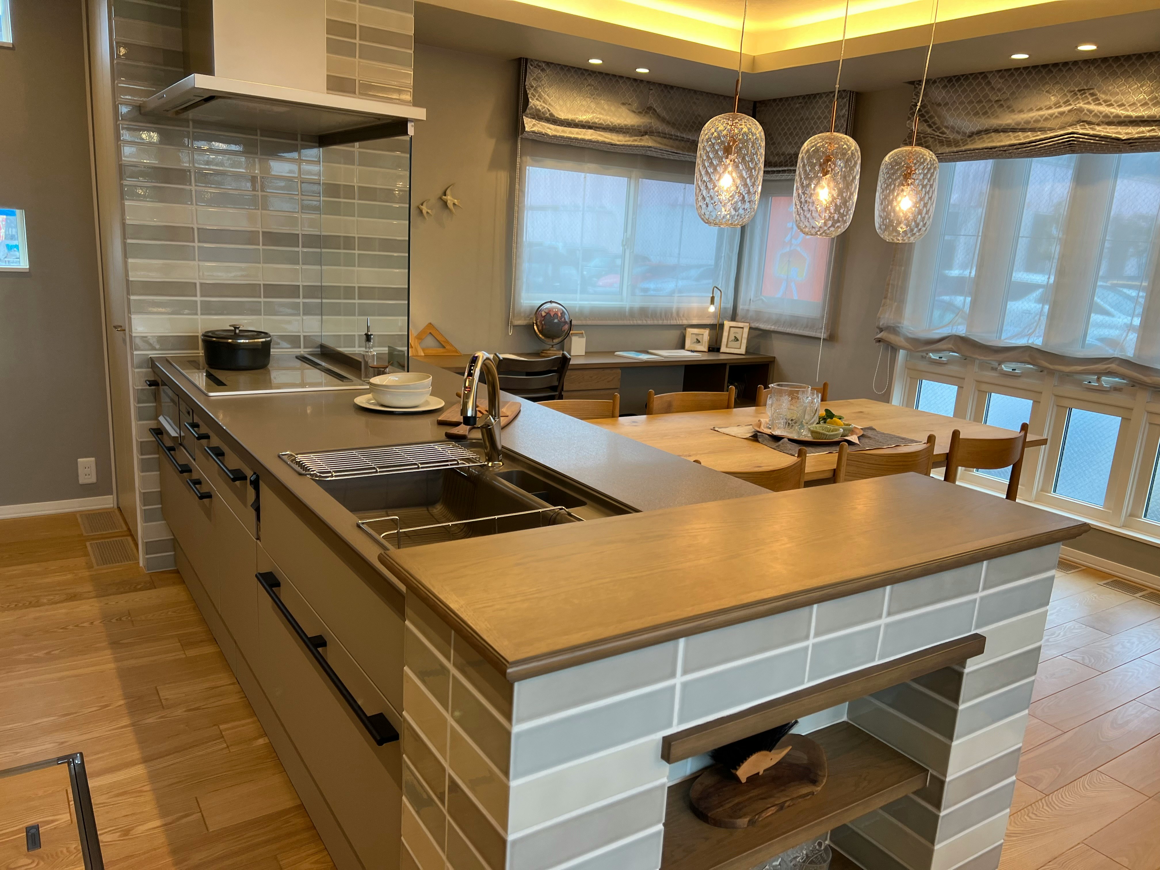 明亮室內廚房吧台與用餐區