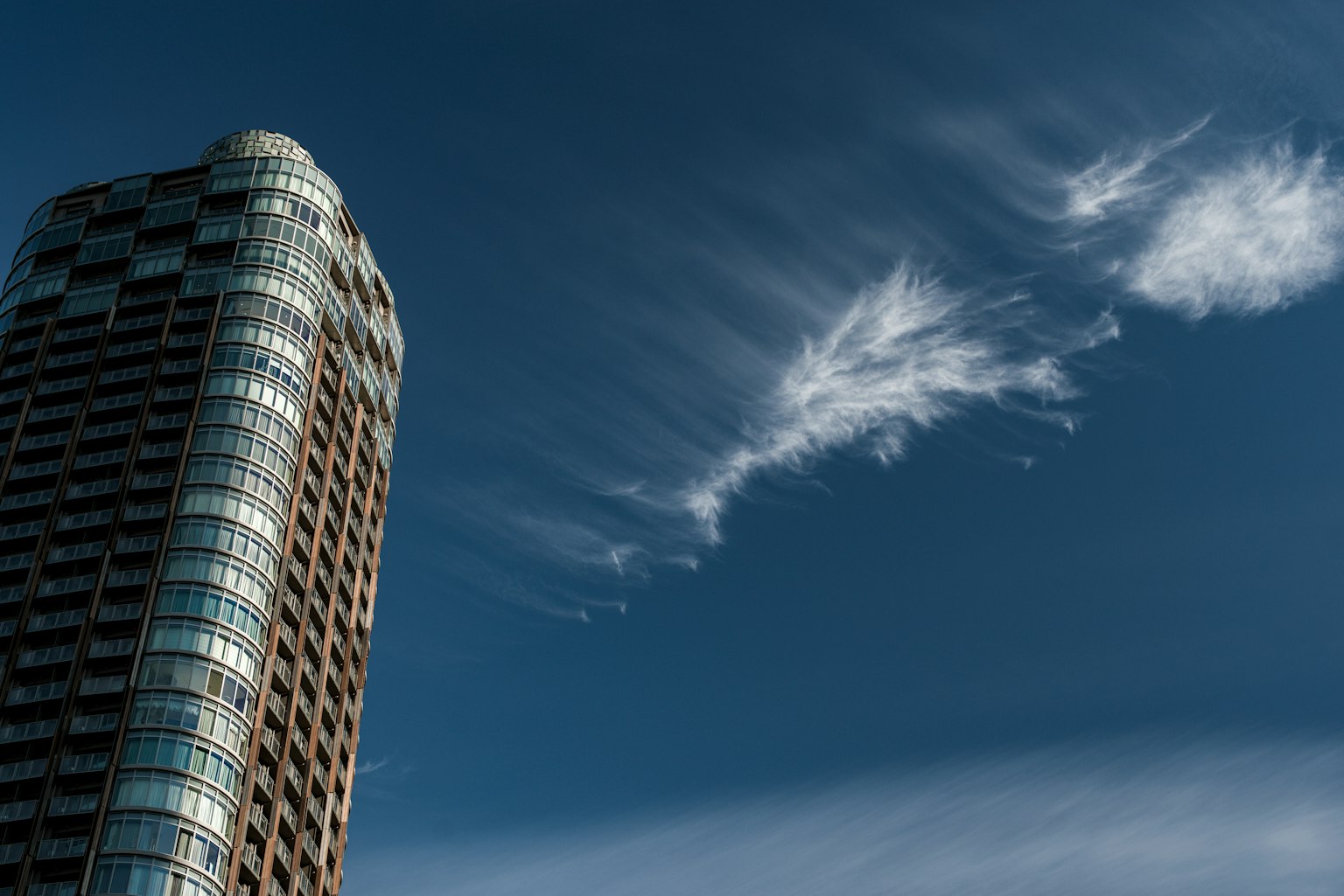 高樓大廈與藍天和細雲