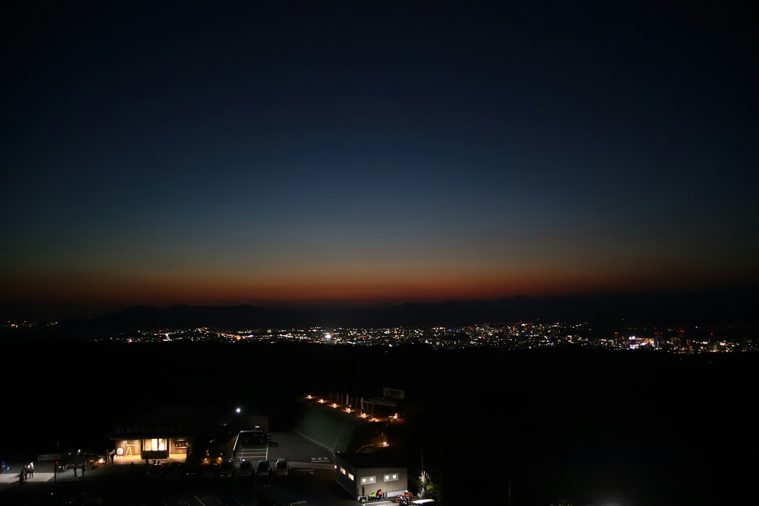 Magnifique paysage urbain au crépuscule avec des lumières scintillantes