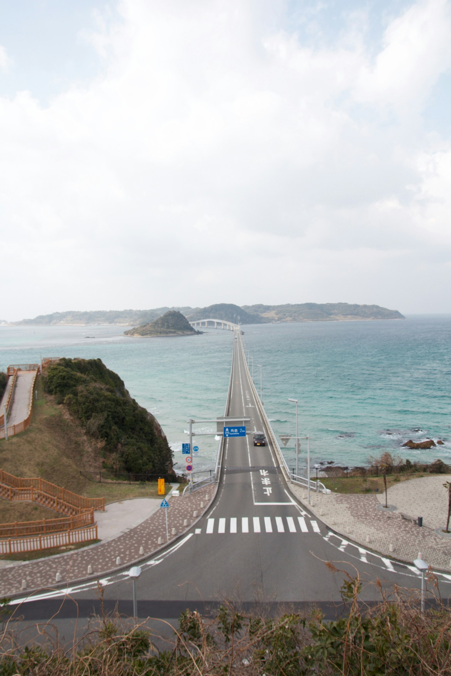 通向海洋的长路与蓝色海水