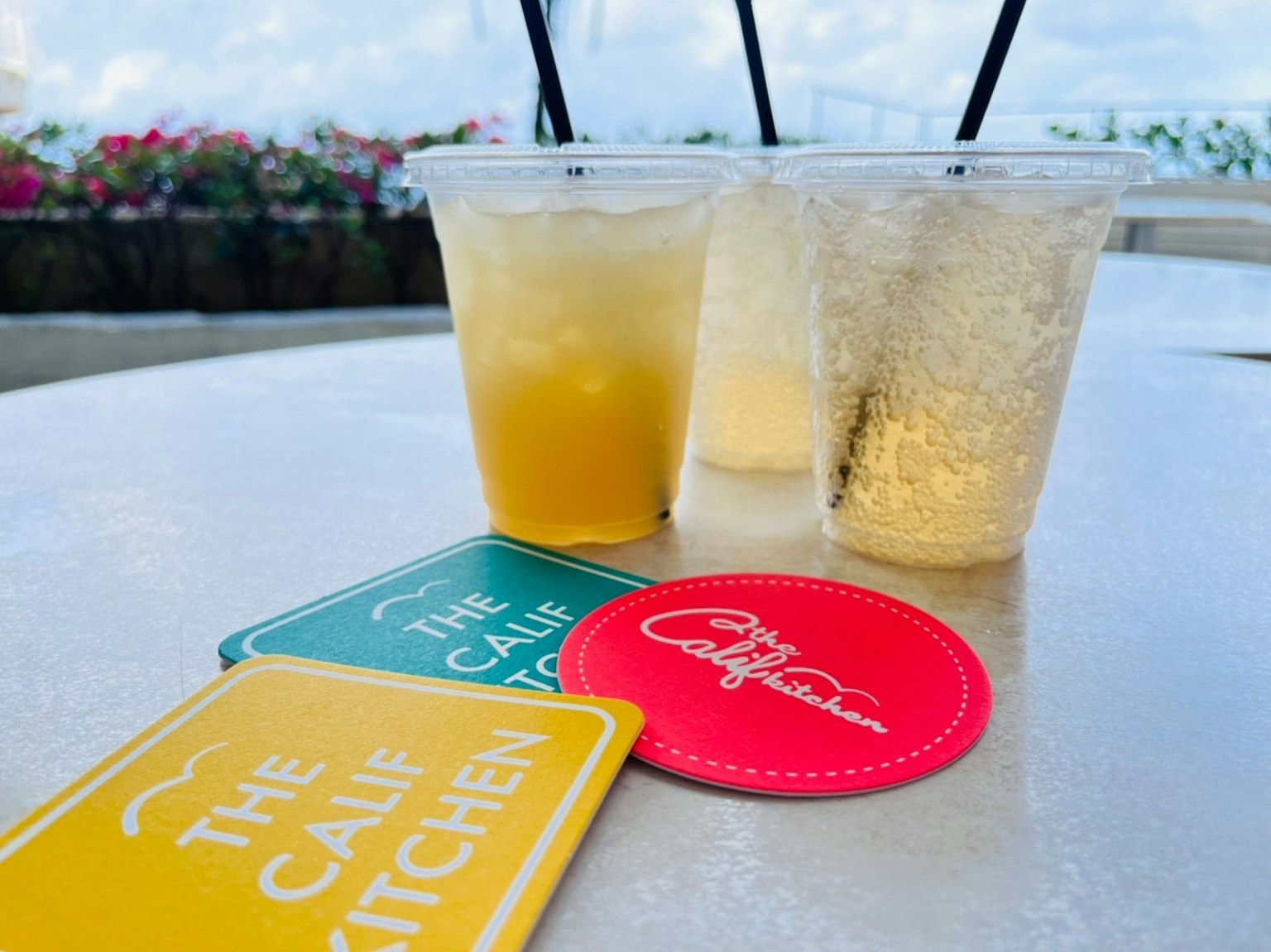 Cocktail e sottobicchieri posati su un tavolo con uno sfondo panoramico