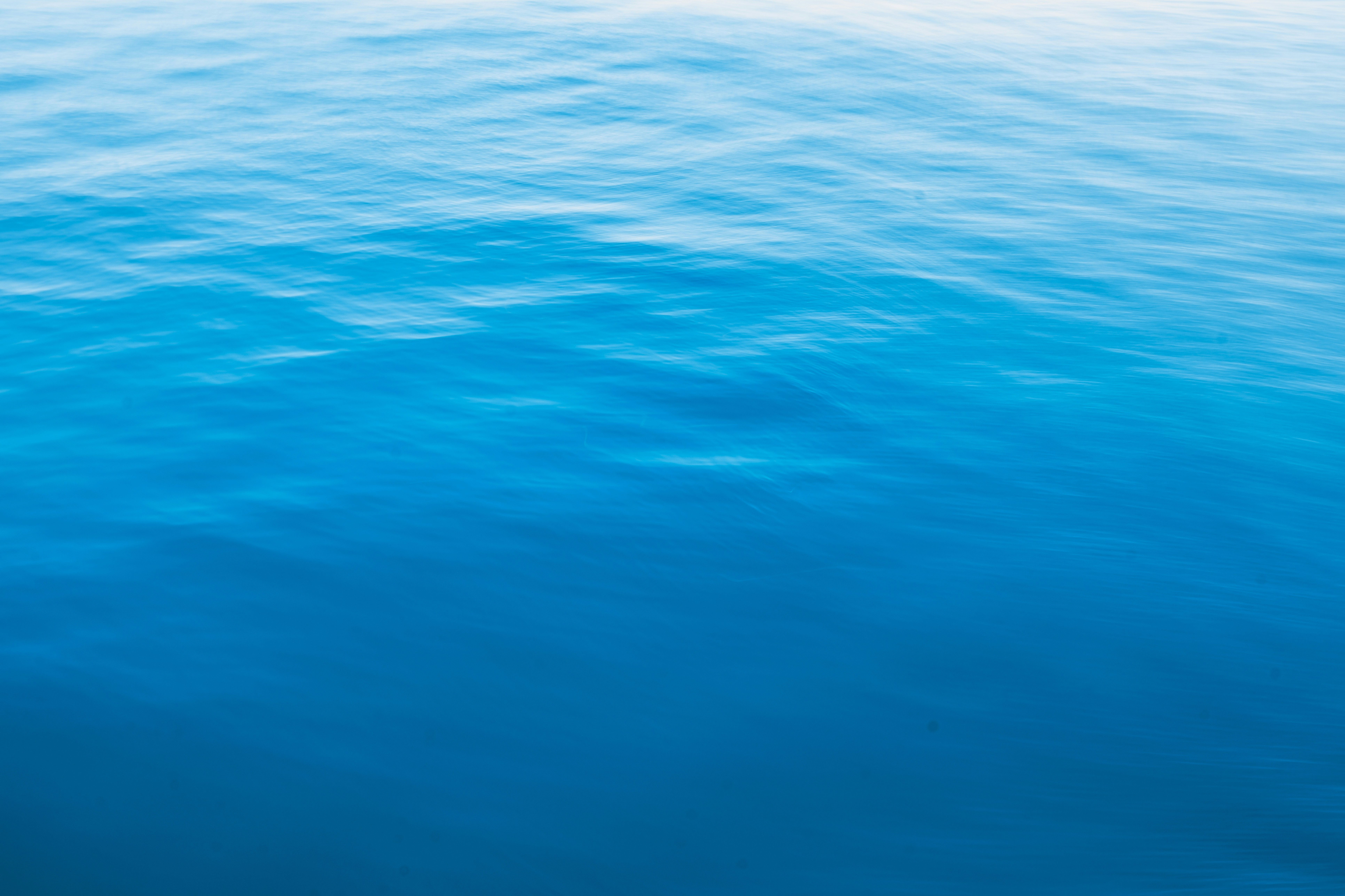 海面の波が広がる青い水の表情