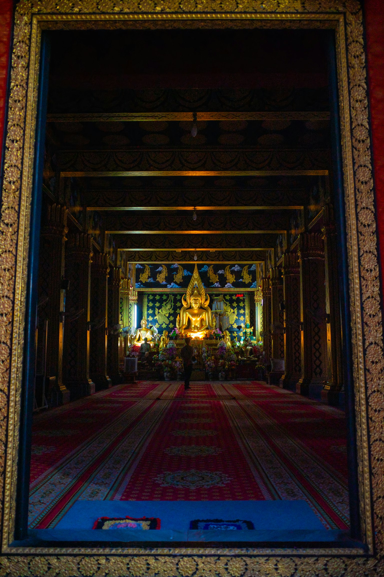 Vista del interior de un templo con una estatua de Buda dorada