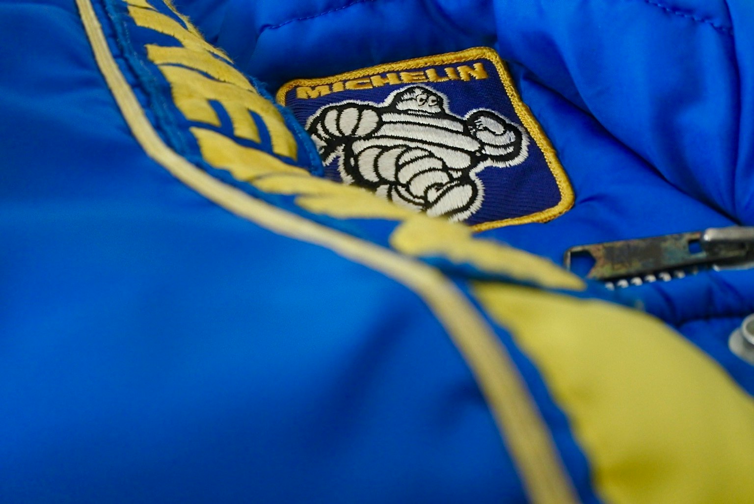 Giacca blu con logo Michelin ricamato in giallo
