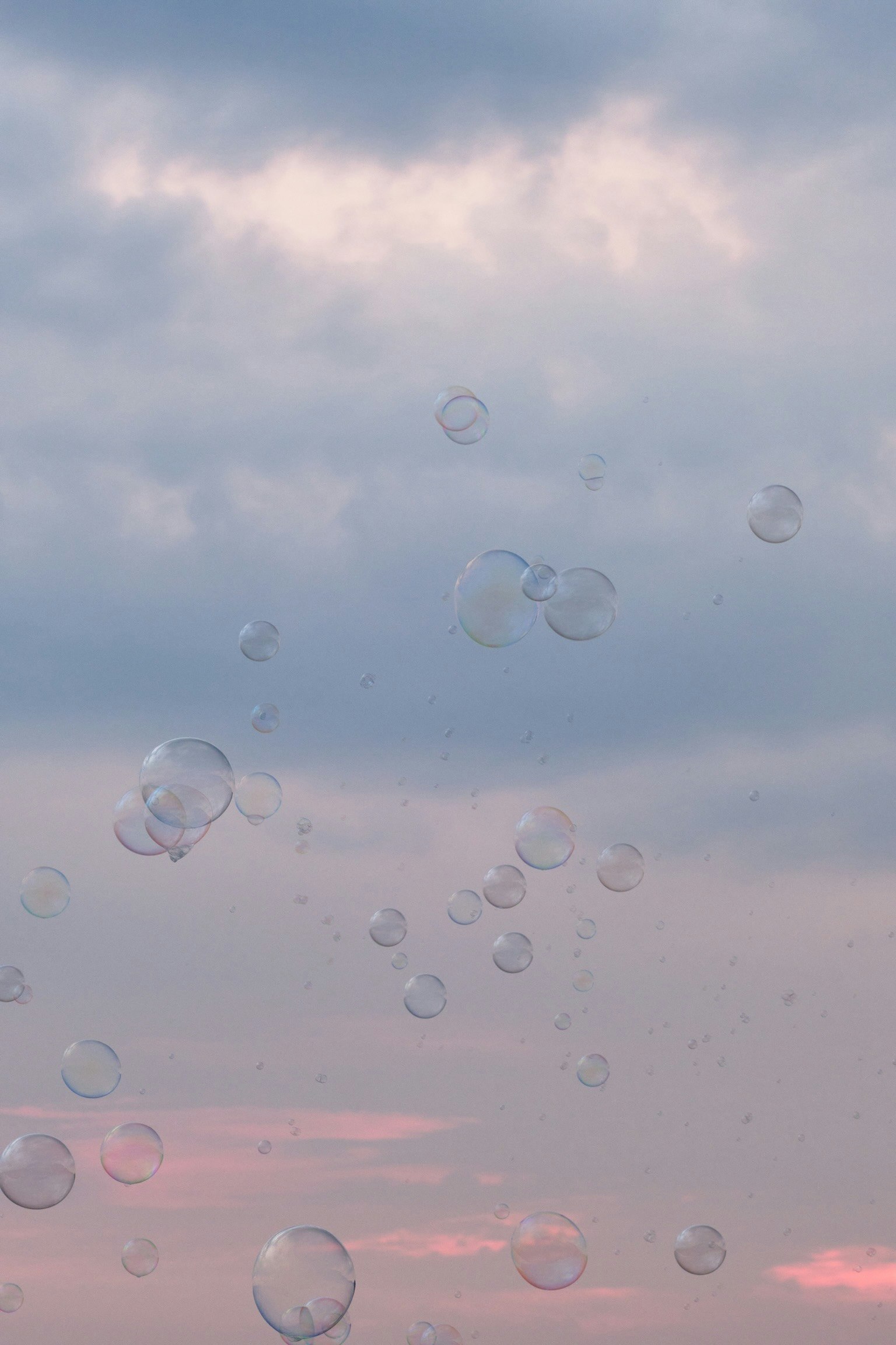 Translucente Blasen, die vor einem Hintergrund aus sanften Wolken schweben