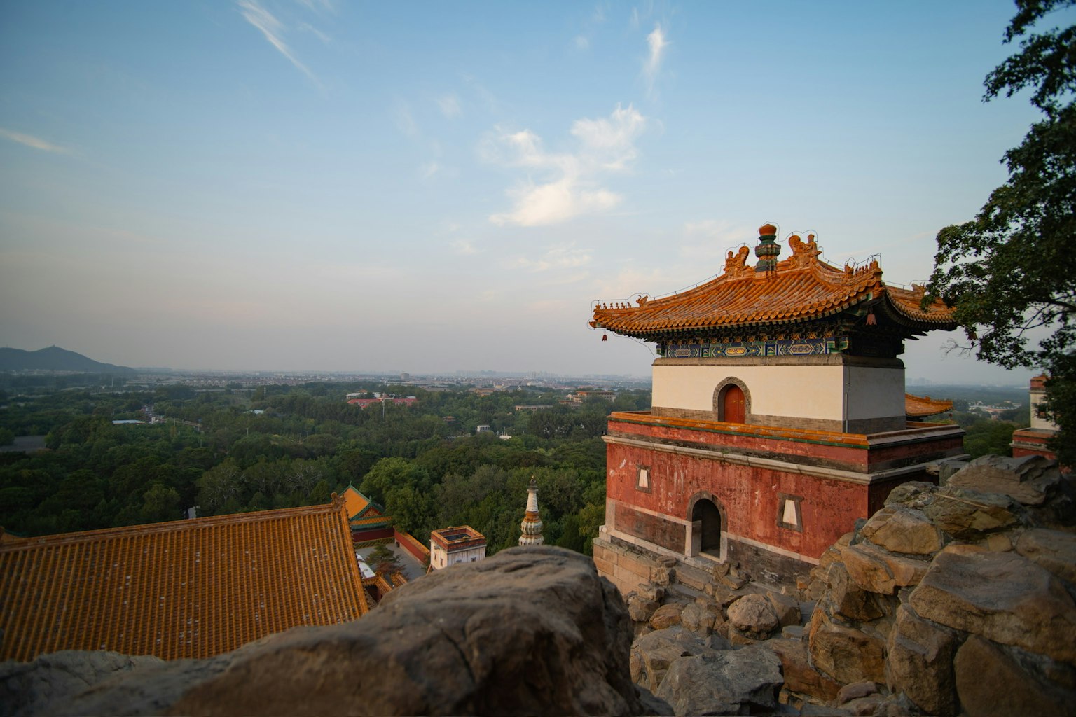 古老寺庙建筑与美丽的风景作为背景