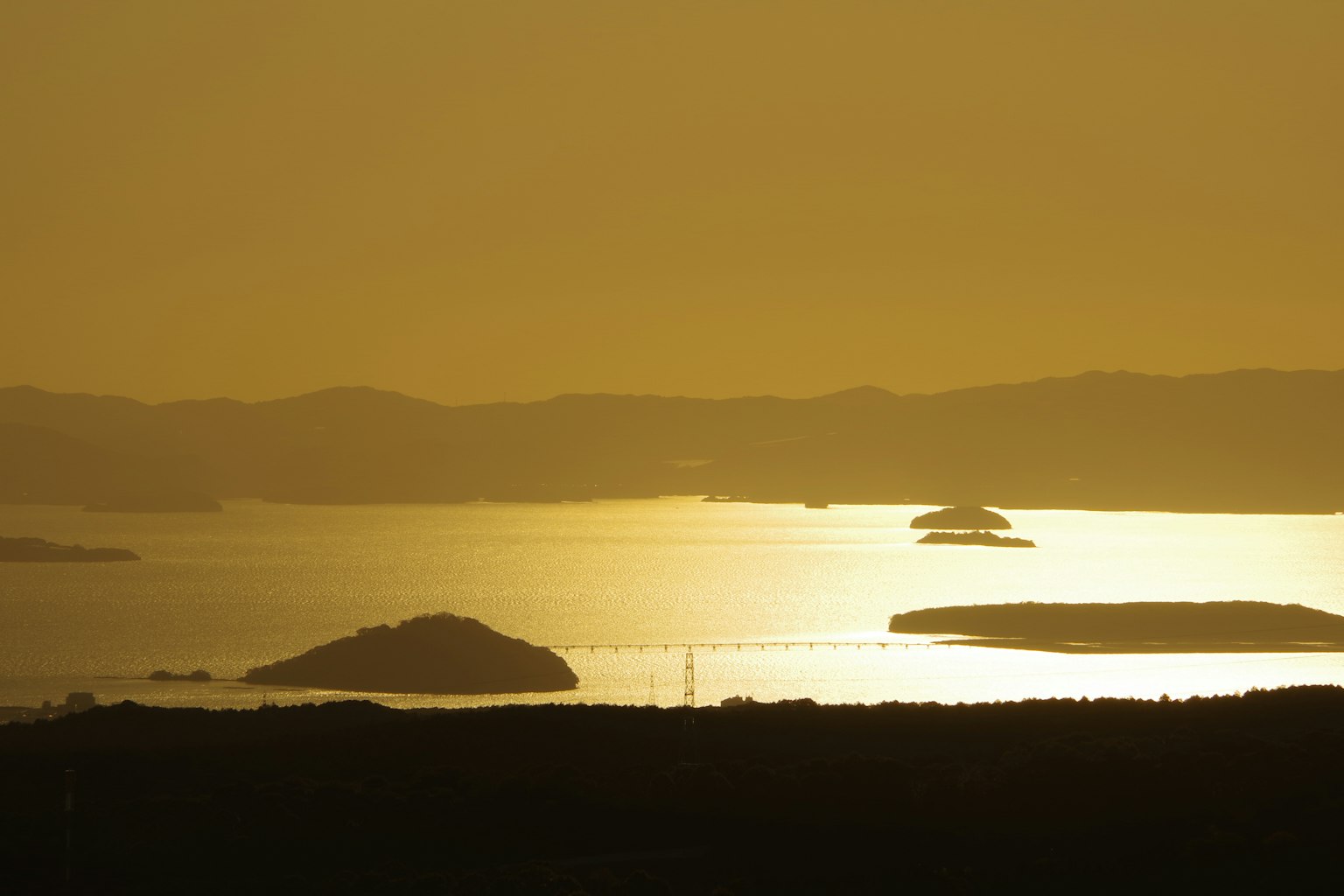 Vue pittoresque des îles et de l'eau reflétant le coucher de soleil
